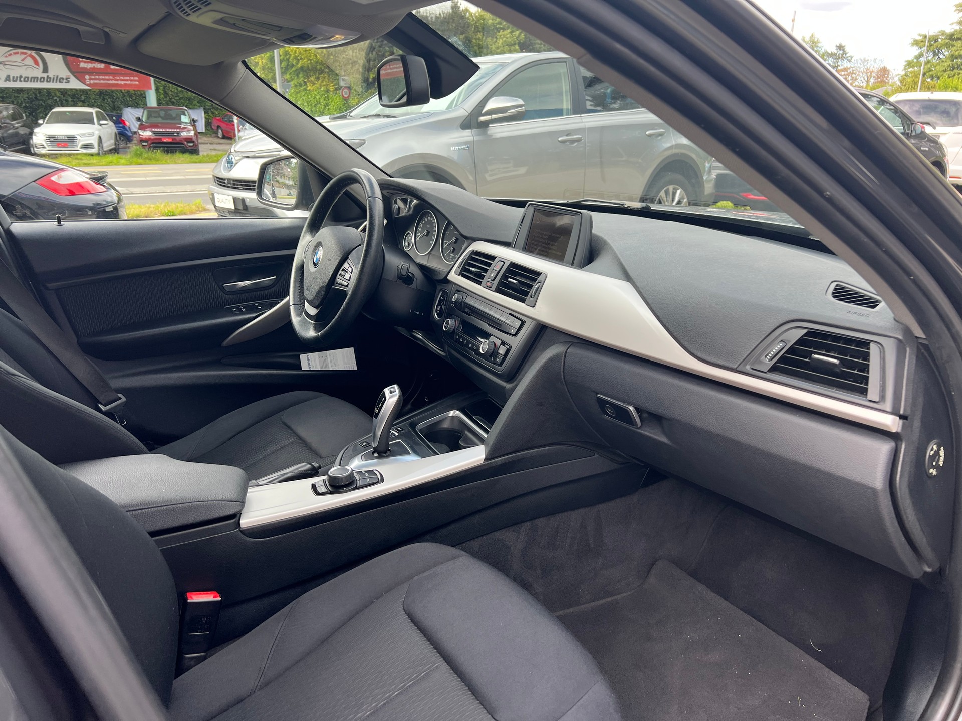 BMW 320i Steptronic-image-8