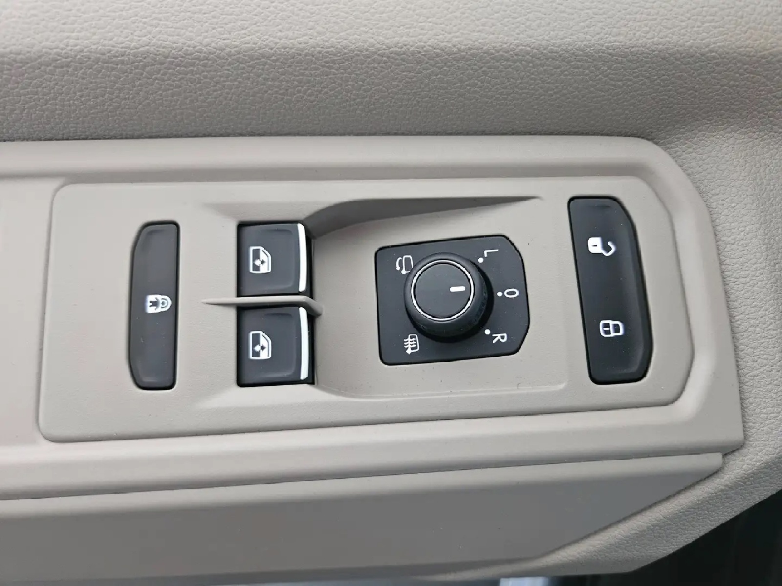 VW Multivan 2.0 TDI Life DSG Lang-image-8