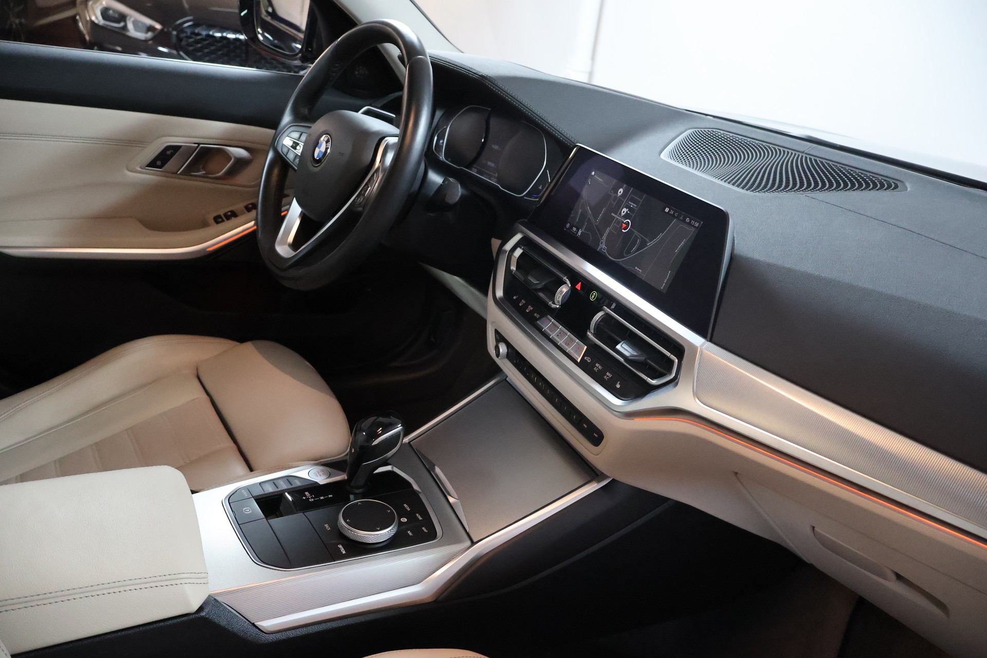 BMW 320d xDrive 48V Steptronic Luxury Line-image-12