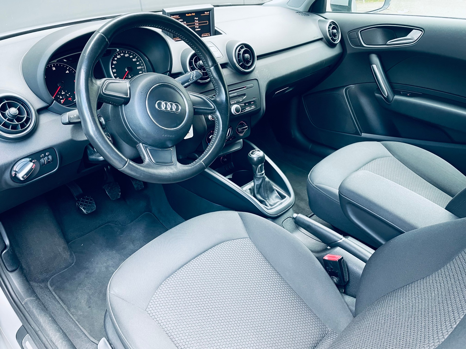 AUDI A1 1.6 TDI Ambition-image-3