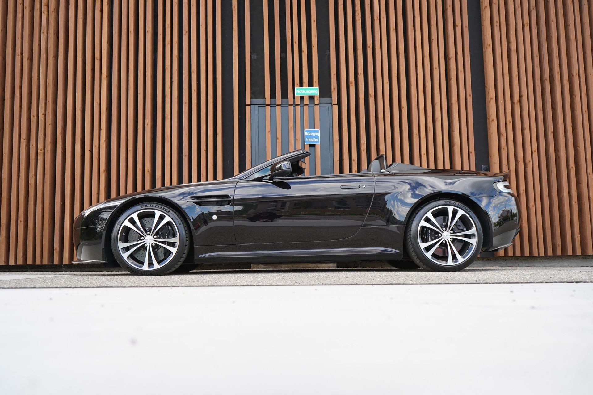 ASTON MARTIN V12 VANTAGE 5.9 S SPORTSHIFT CARBON l 574 PS-showroom-element-1