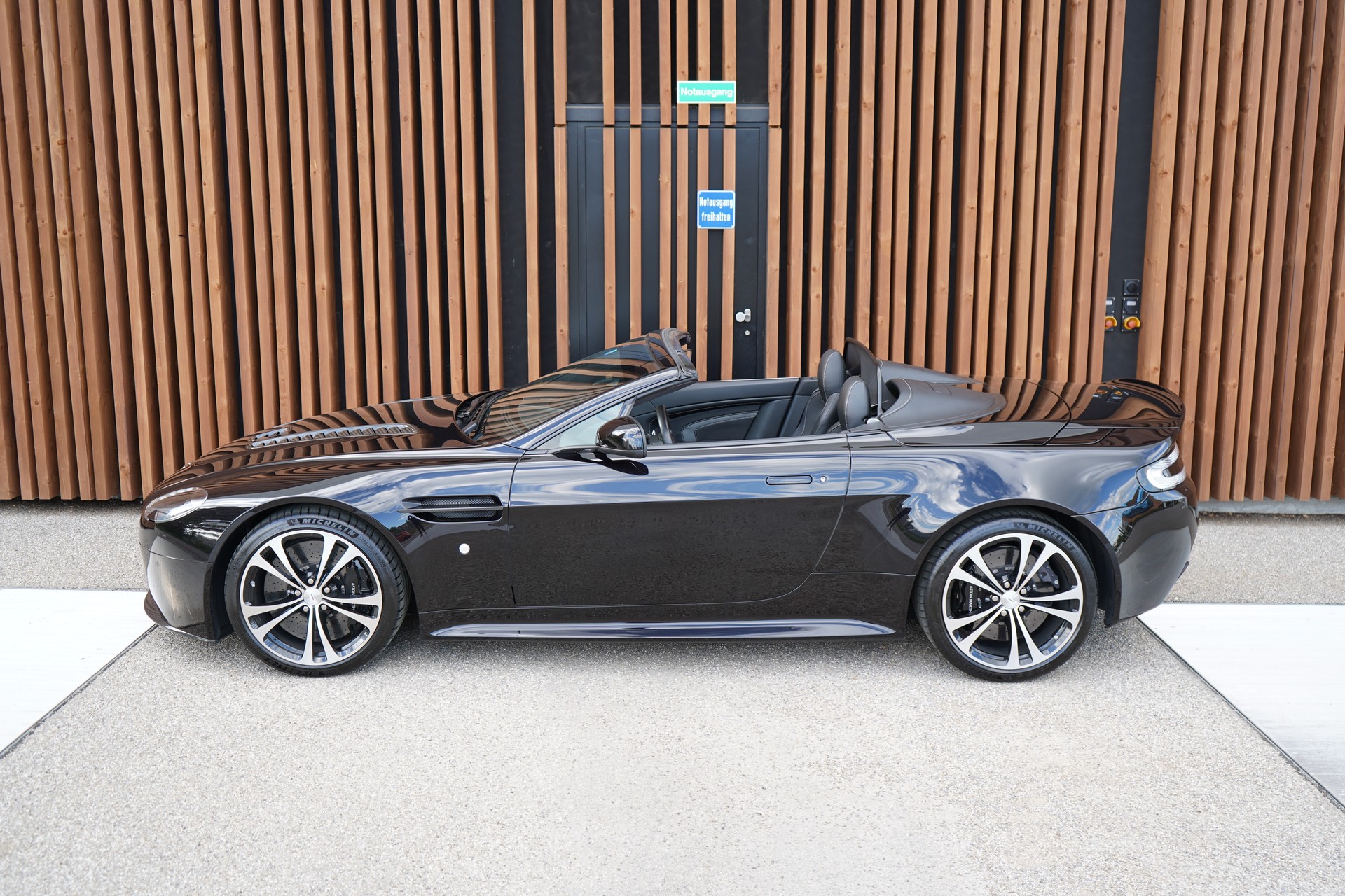 ASTON MARTIN V12 VANTAGE 5.9 S SPORTSHIFT CARBON l 574 PS-image-4