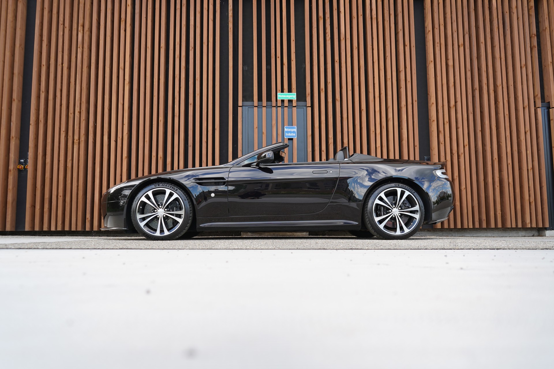 ASTON MARTIN V12 VANTAGE 5.9 S SPORTSHIFT CARBON l 574 PS-showroom-element-3