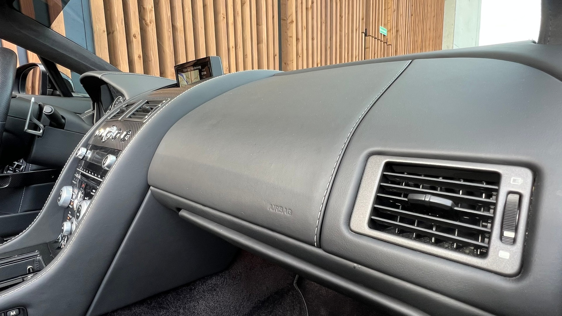 ASTON MARTIN V12 VANTAGE 5.9 S SPORTSHIFT CARBON l 574 PS-image-27