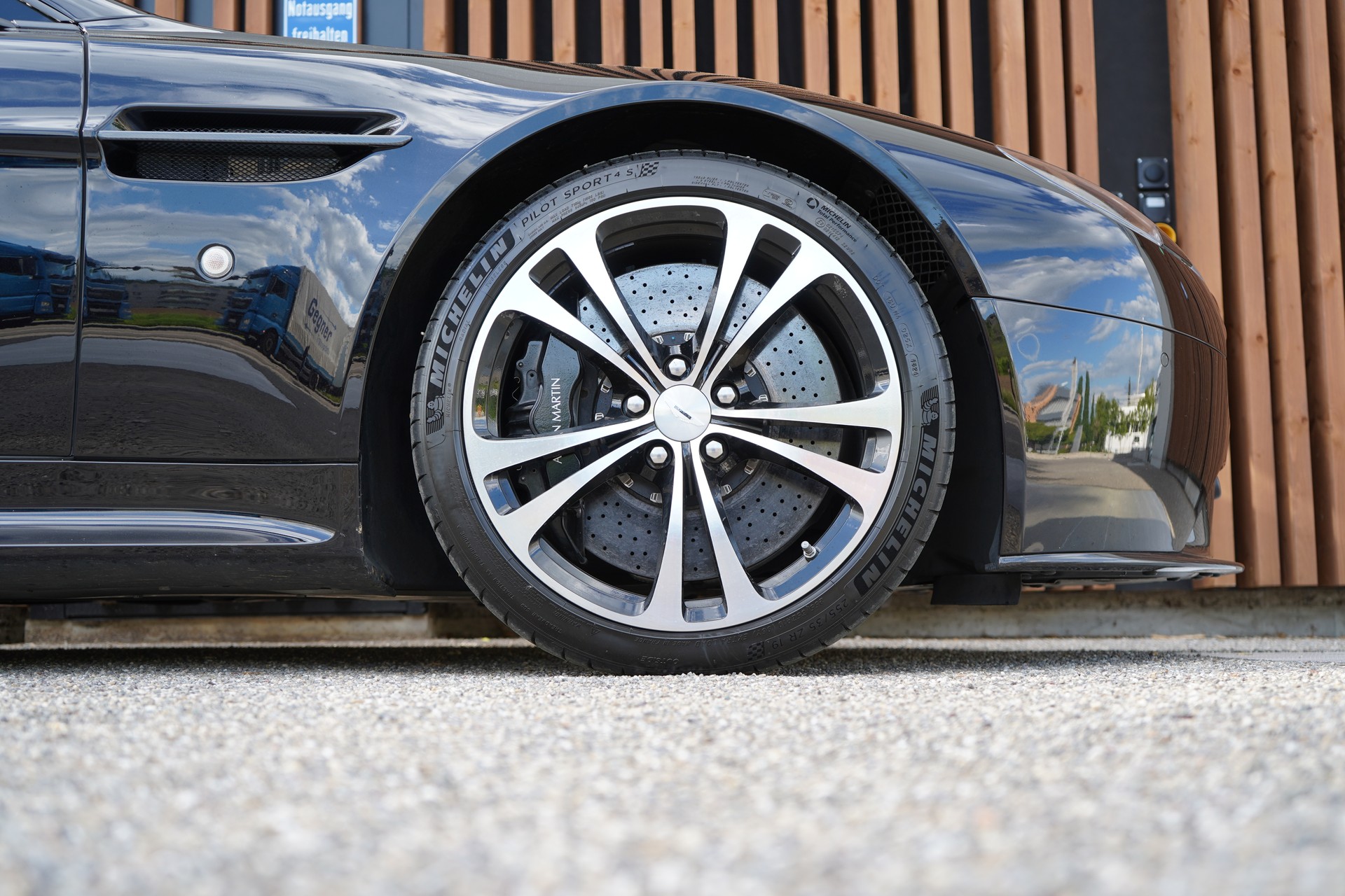 ASTON MARTIN V12 VANTAGE 5.9 S SPORTSHIFT CARBON l 574 PS-image-19