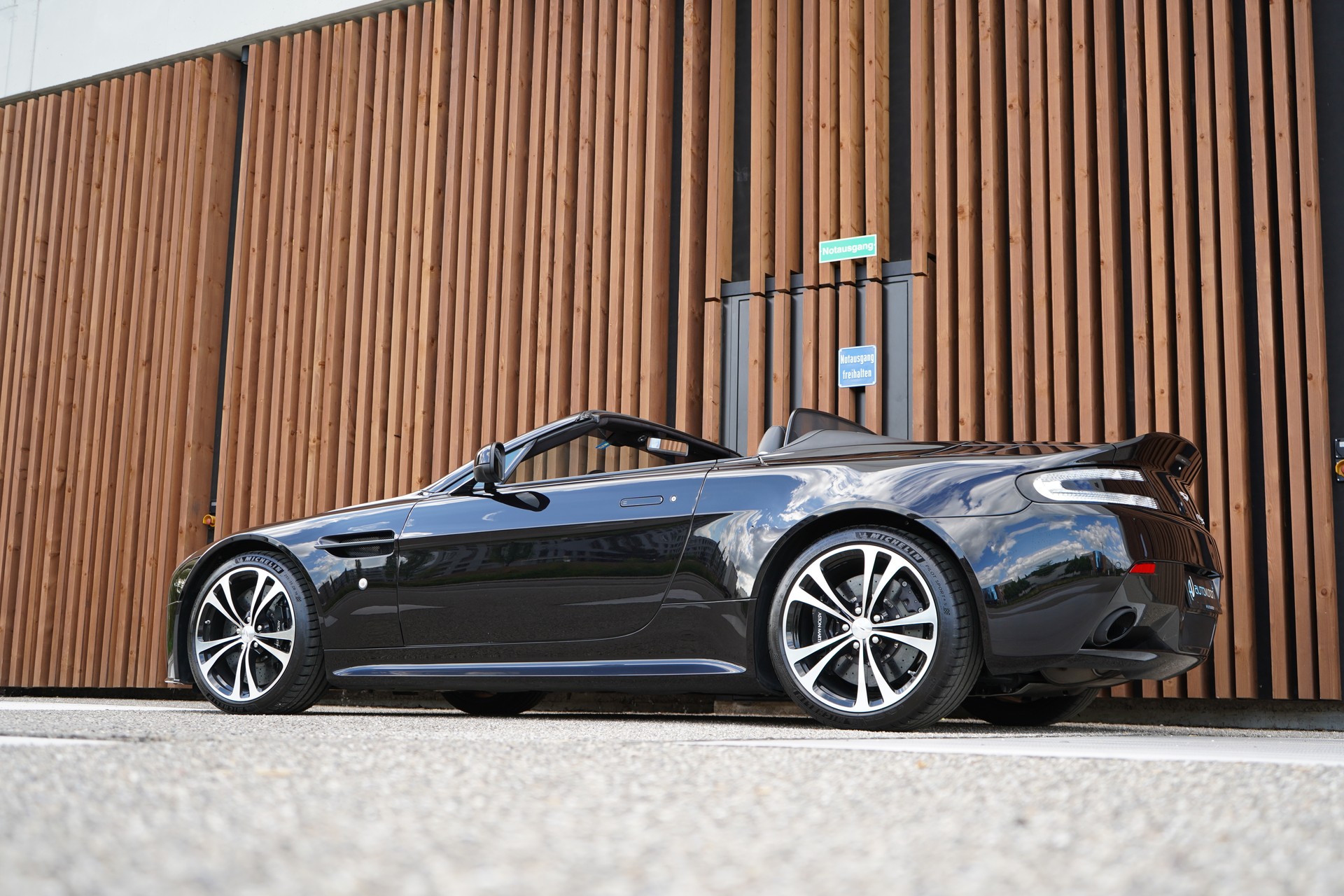 ASTON MARTIN V12 VANTAGE 5.9 S SPORTSHIFT CARBON l 574 PS-image-6