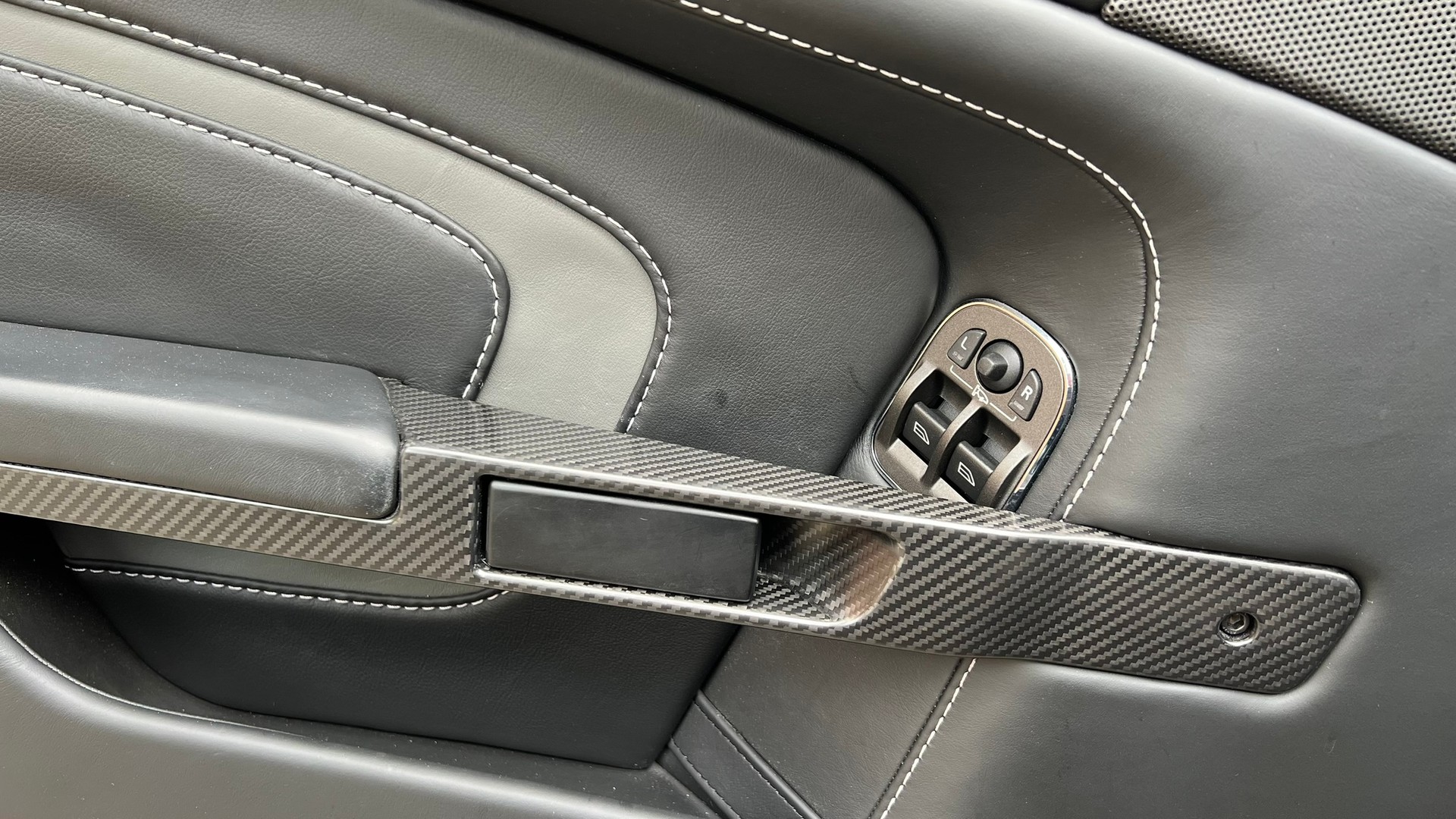 ASTON MARTIN V12 VANTAGE 5.9 S SPORTSHIFT CARBON l 574 PS-image-29