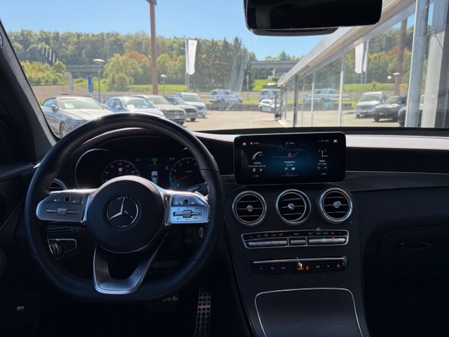 MERCEDES-BENZ GLC 300 AMG Line 4Matic 9G-Tronic-image-4