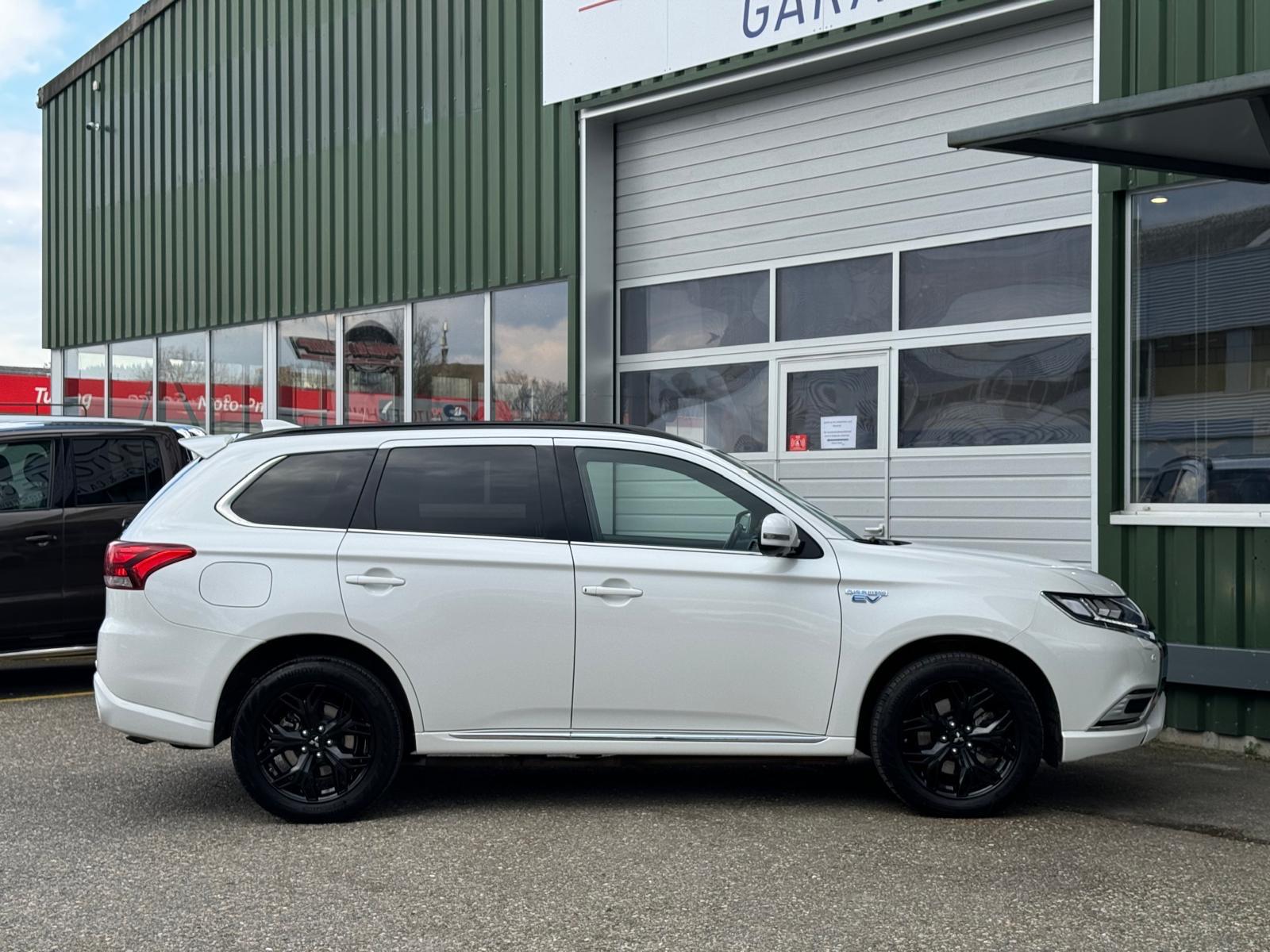 MITSUBISHI Outlander 2.4 PHEV Diamond S-Edition 4WD Automatic-image-4
