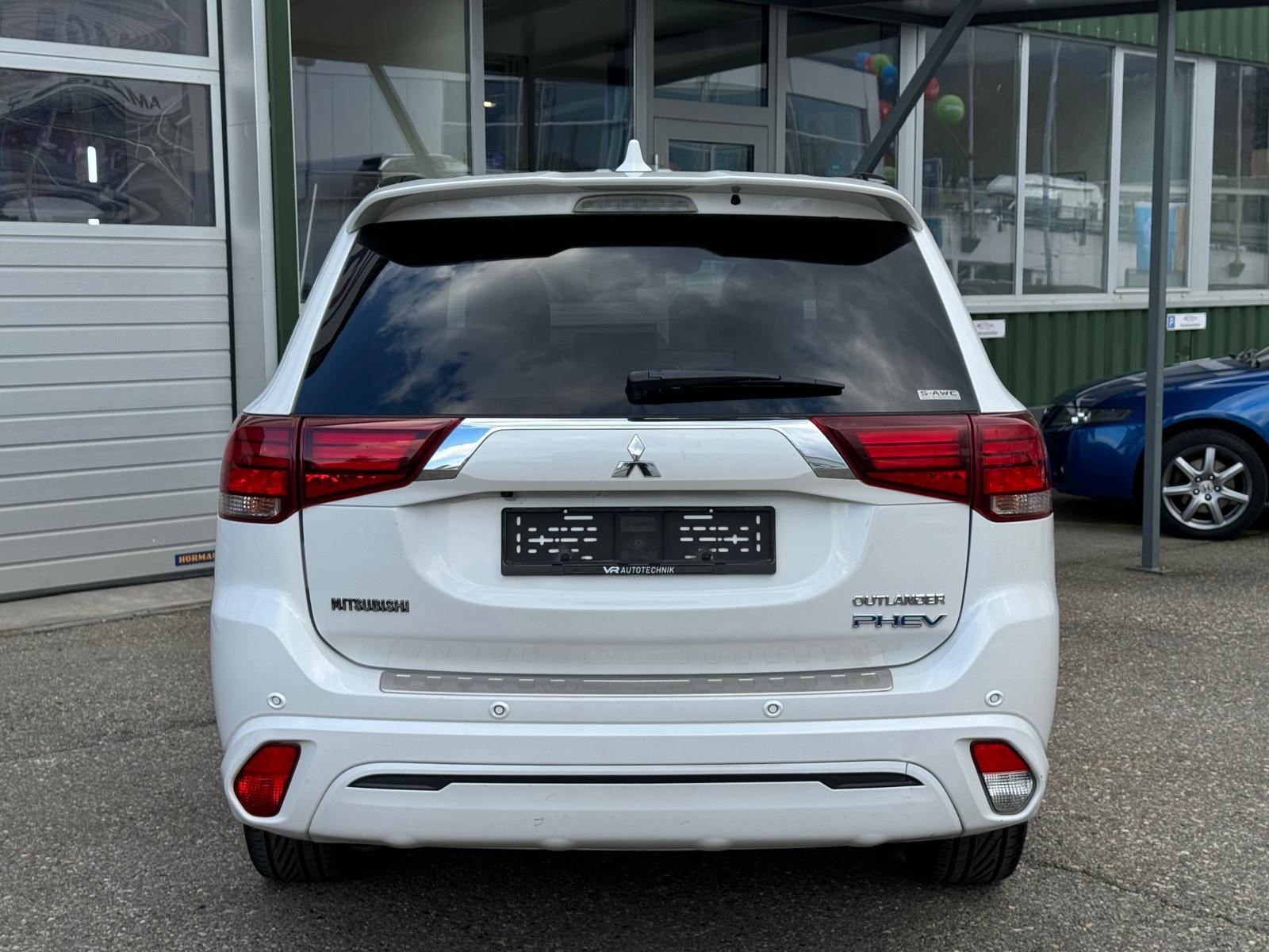 MITSUBISHI Outlander 2.4 PHEV Diamond S-Edition 4WD Automatic-image-8