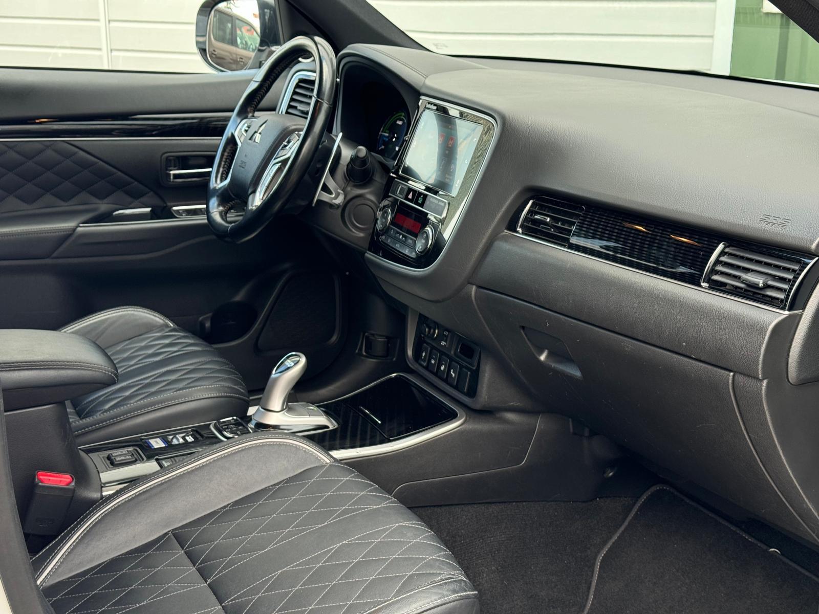 MITSUBISHI Outlander 2.4 PHEV Diamond S-Edition 4WD Automatic-image-16