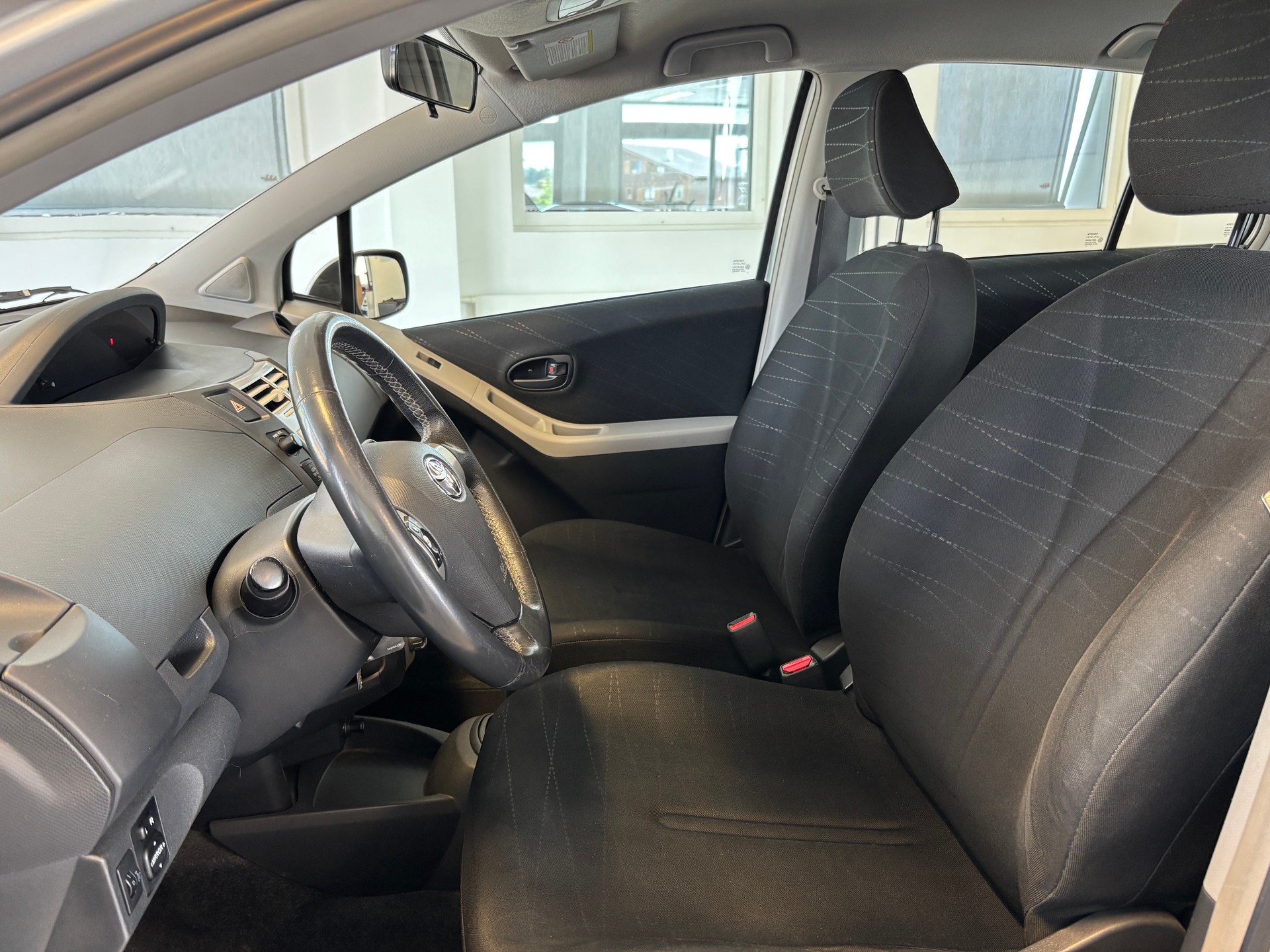 TOYOTA Yaris 1.3 Linea Sol-image-6