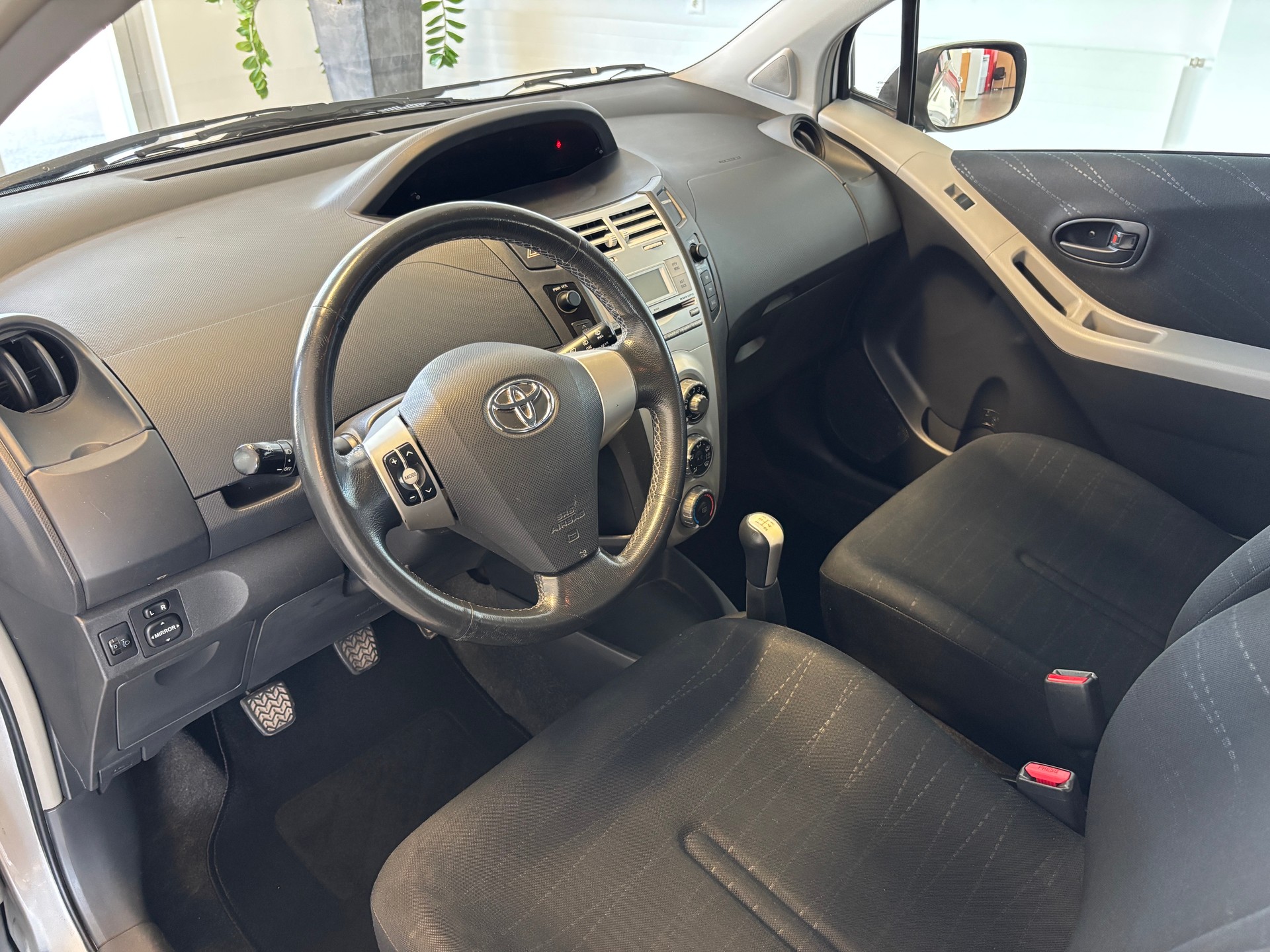 TOYOTA Yaris 1.3 Linea Sol-image-4