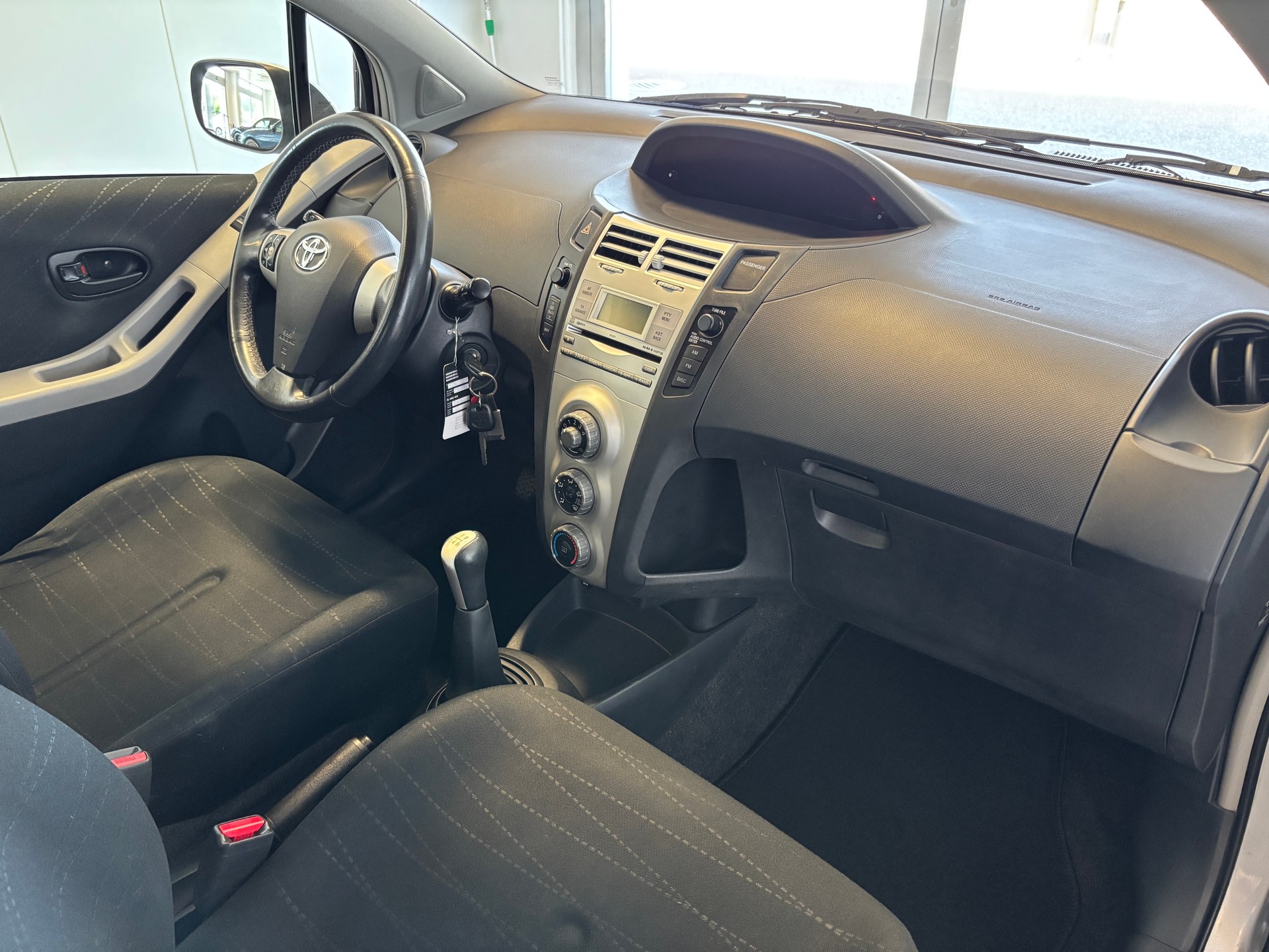 TOYOTA Yaris 1.3 Linea Sol-image-7