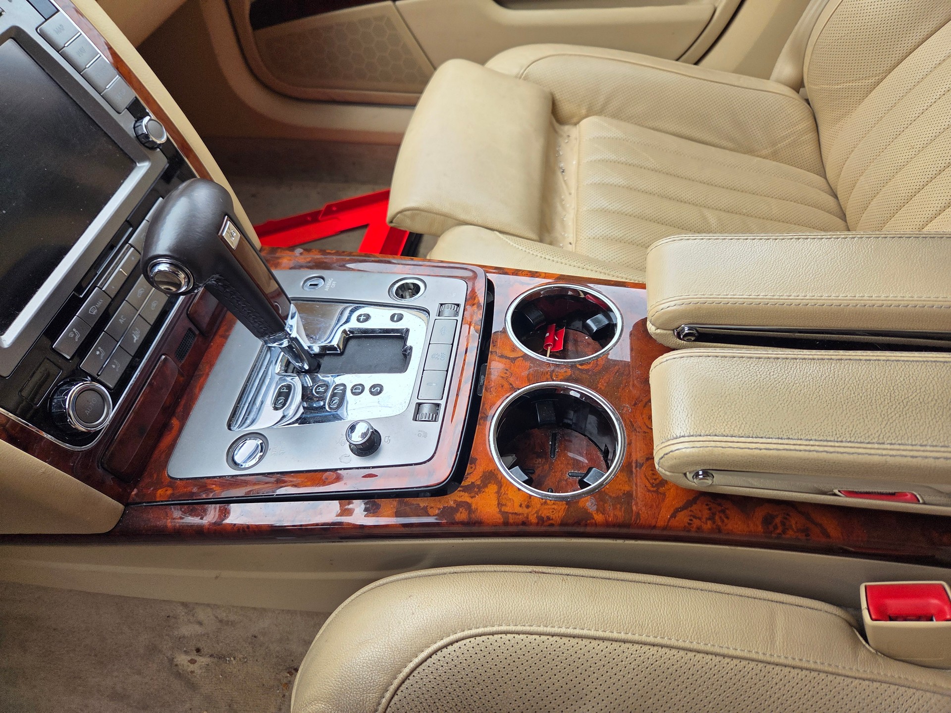 VW Phaeton 3.0 TDi V6 4Motion Tiptronic-image-9