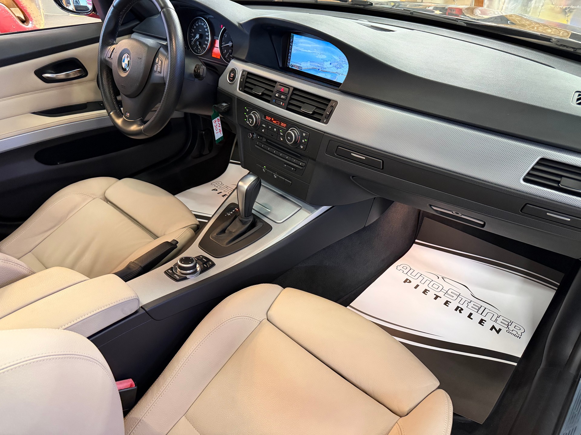 BMW 330i X-DRIVE AUTOMAT. CH WAGEN AUS 1 CH HAND. NUR 89`000 KM. MIT M-TECH PACKET. AB MFK. AB SERVICE. TOP AUSSTATTUNG !!-showroom-element-3