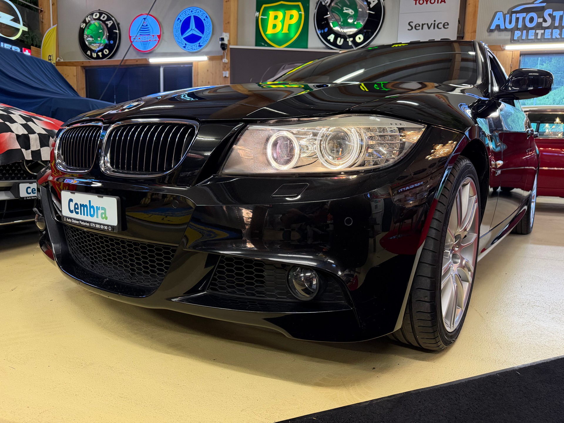 BMW 330i X-DRIVE AUTOMAT. CH WAGEN AUS 1 CH HAND. NUR 89`000 KM. MIT M-TECH PACKET. AB MFK. AB SERVICE. TOP AUSSTATTUNG !!