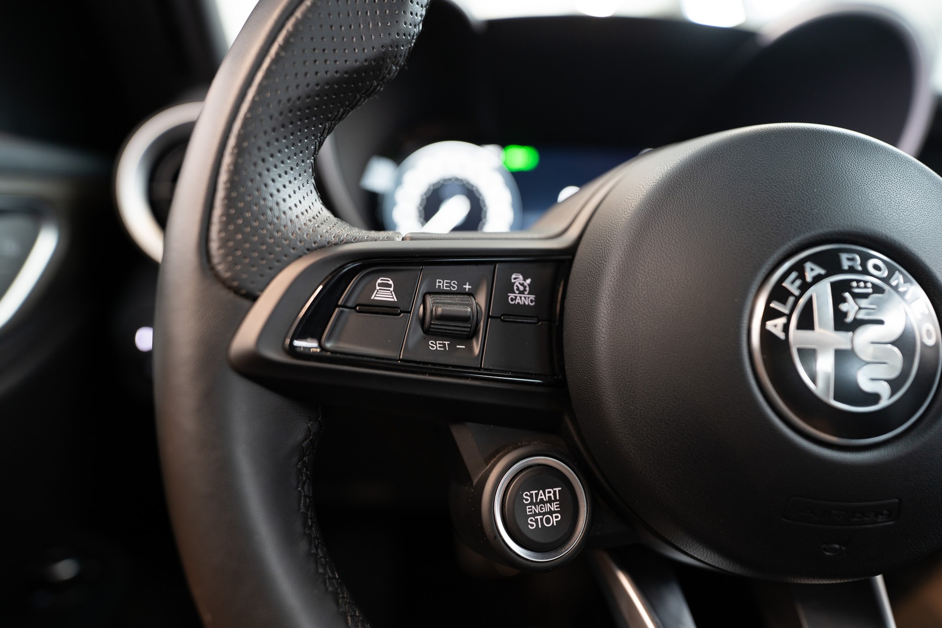 ALFA ROMEO Giulia 2.0 Q4 TI / Rückfahrkamera / el.Sitze-image-18