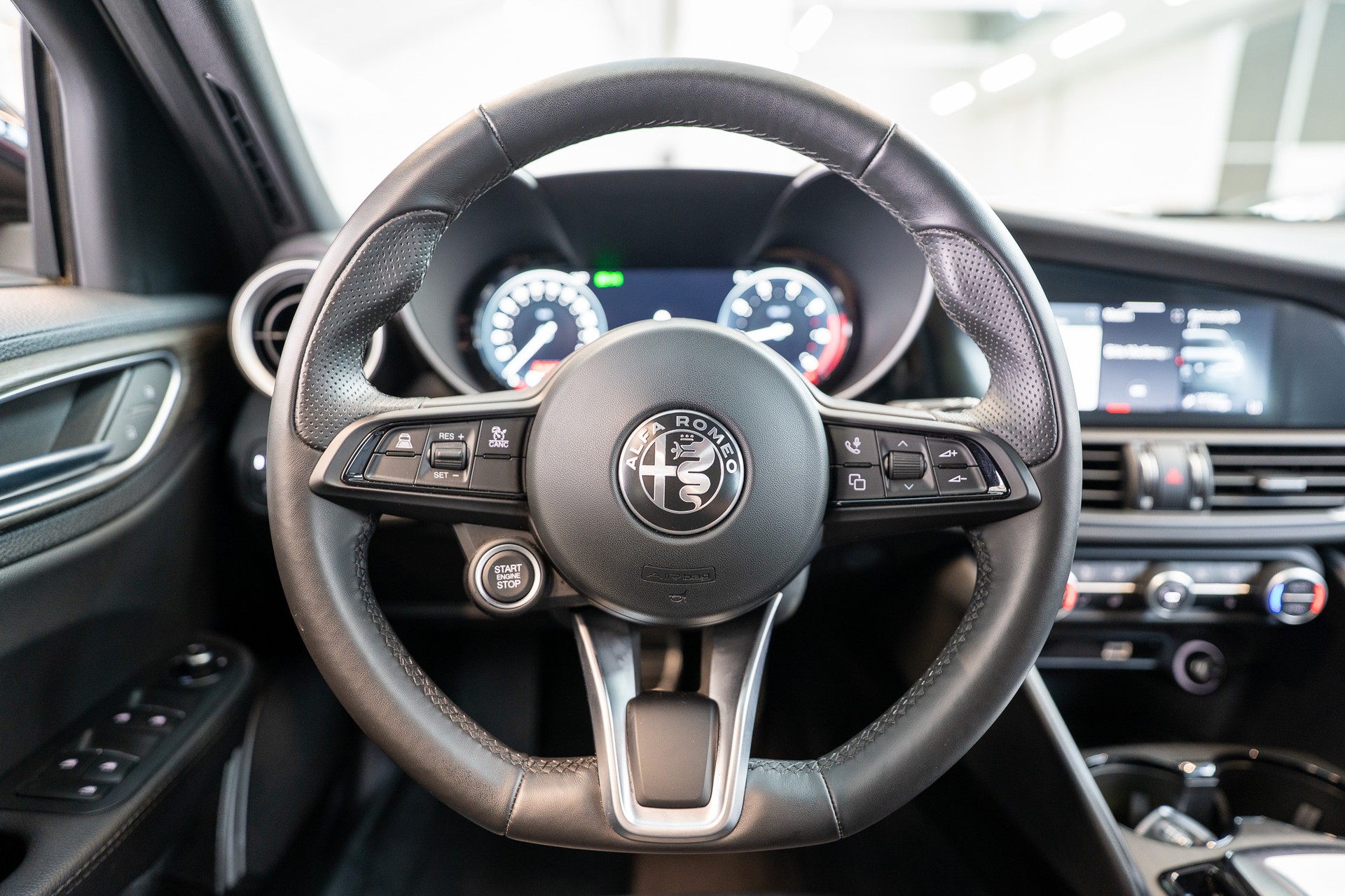 ALFA ROMEO Giulia 2.0 Q4 TI / Rückfahrkamera / el.Sitze-image-17