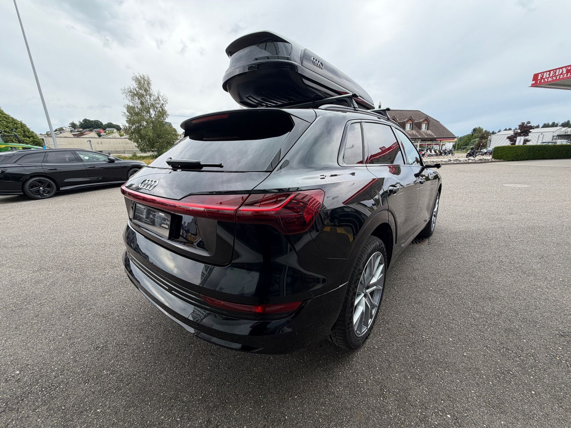 AUDI e-tron 55 Advanced quattro-image-4