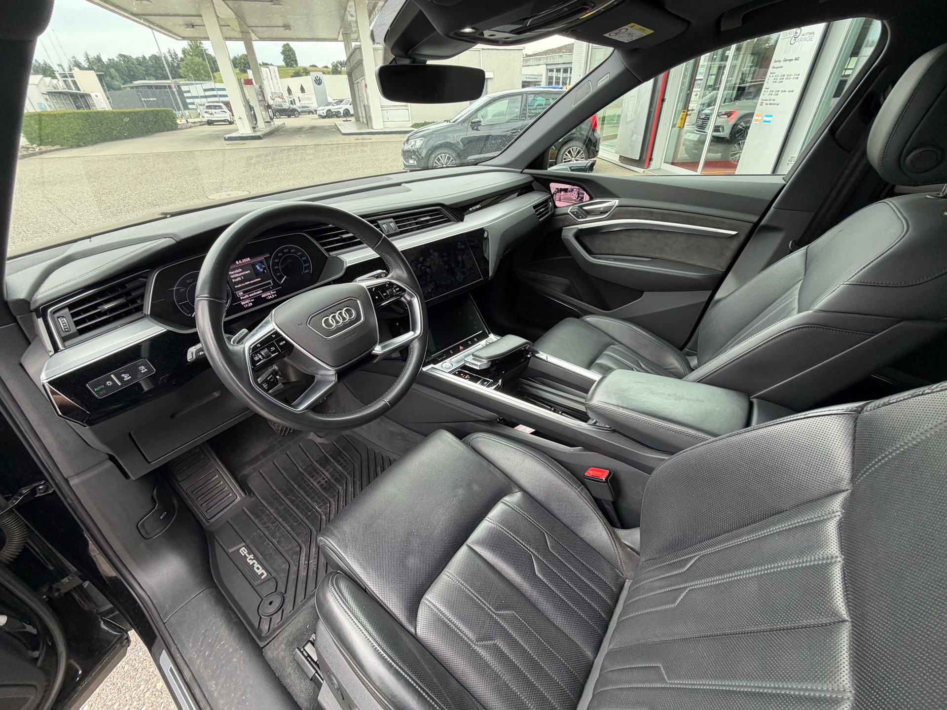 AUDI e-tron 55 Advanced quattro-image-10