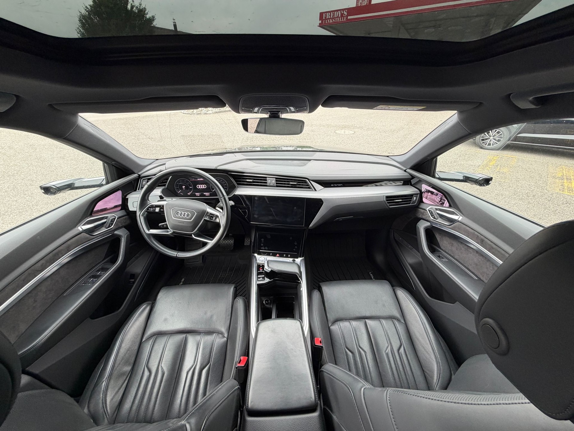 AUDI e-tron 55 Advanced quattro-image-23