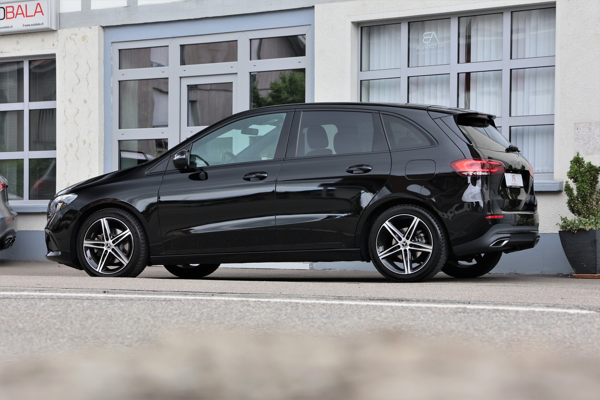 MERCEDES-BENZ B 200 d Night Star 8G-DCT (CH)-showroom-element-3