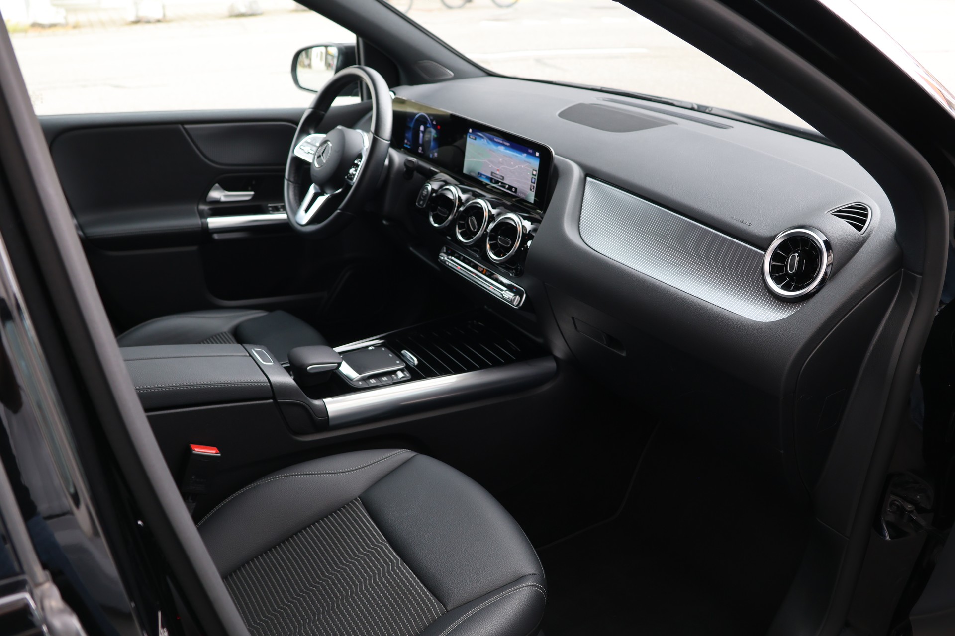 MERCEDES-BENZ B 200 d Night Star 8G-DCT (CH)-image-16
