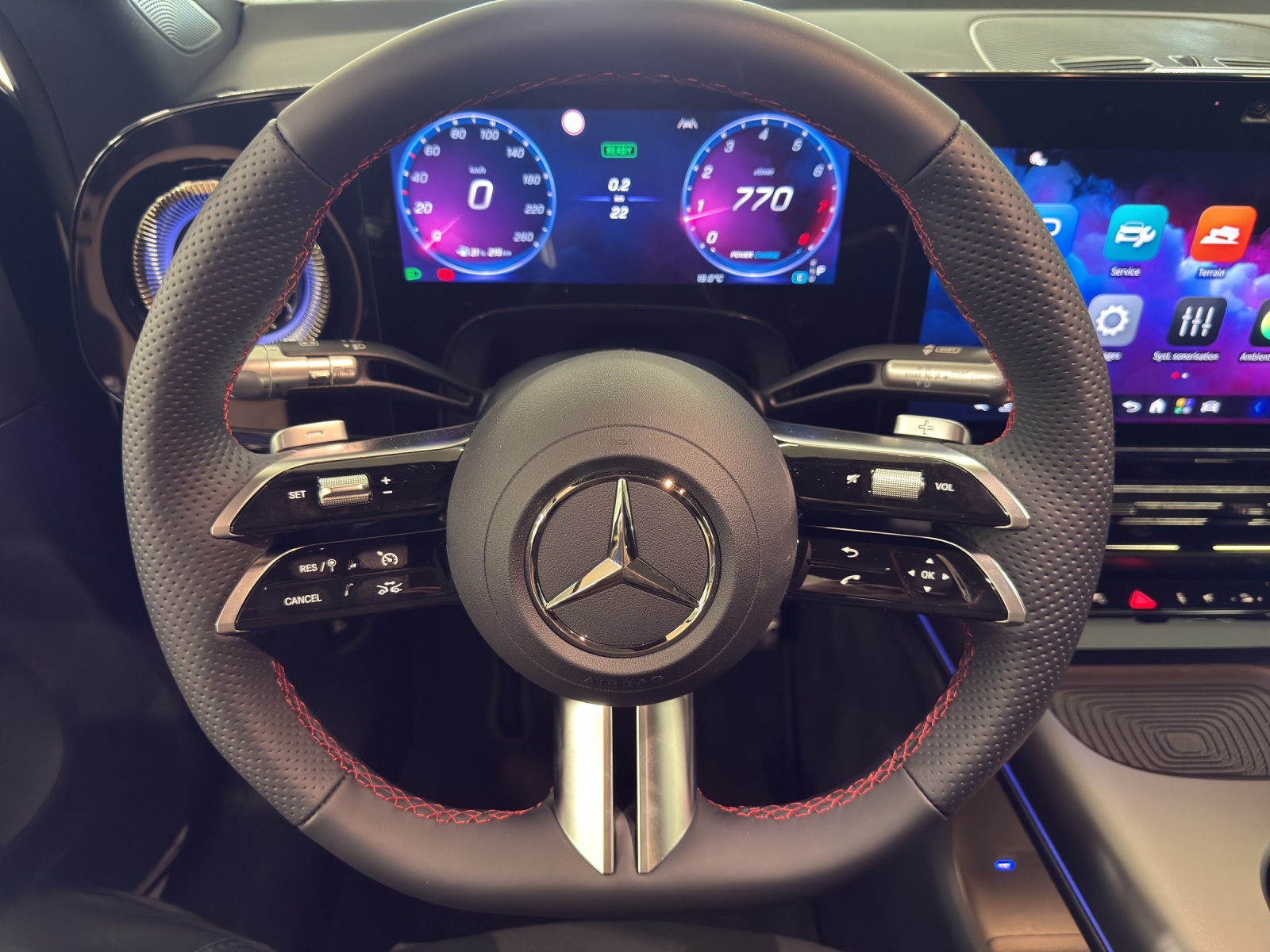 MERCEDES-BENZ GLB 220 4M-image-6