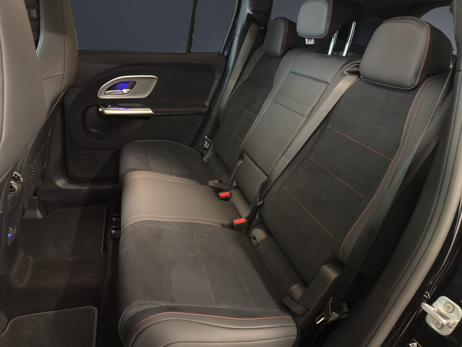 MERCEDES-BENZ GLB 220 4M-image-15