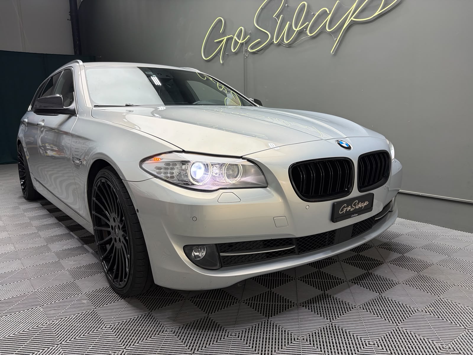 BMW 530d xDrive Touring Steptronic-showroom-element-1
