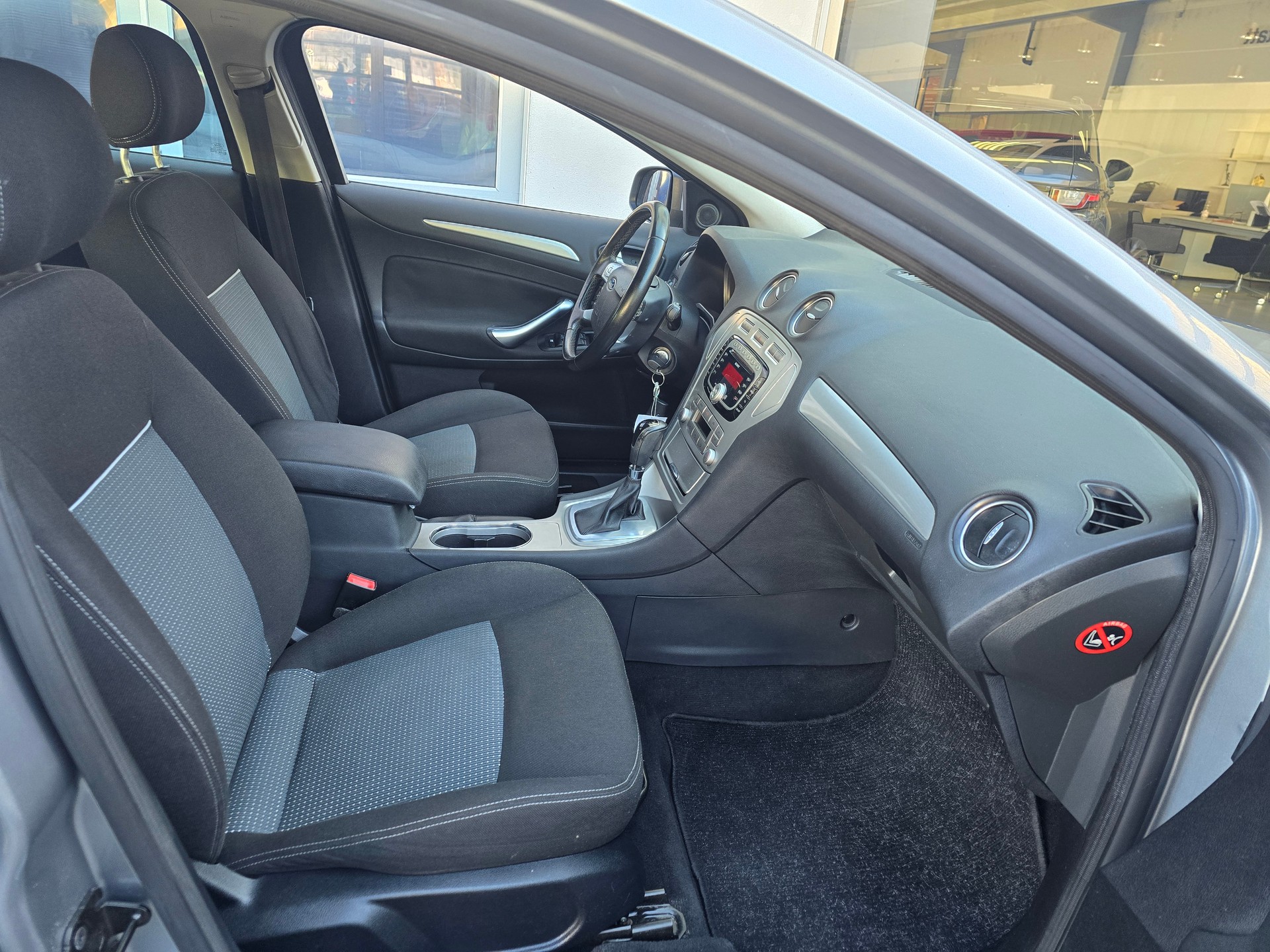 FORD Mondeo 2.0 EcoBoost SCTi Ghia PowerShift-image-17