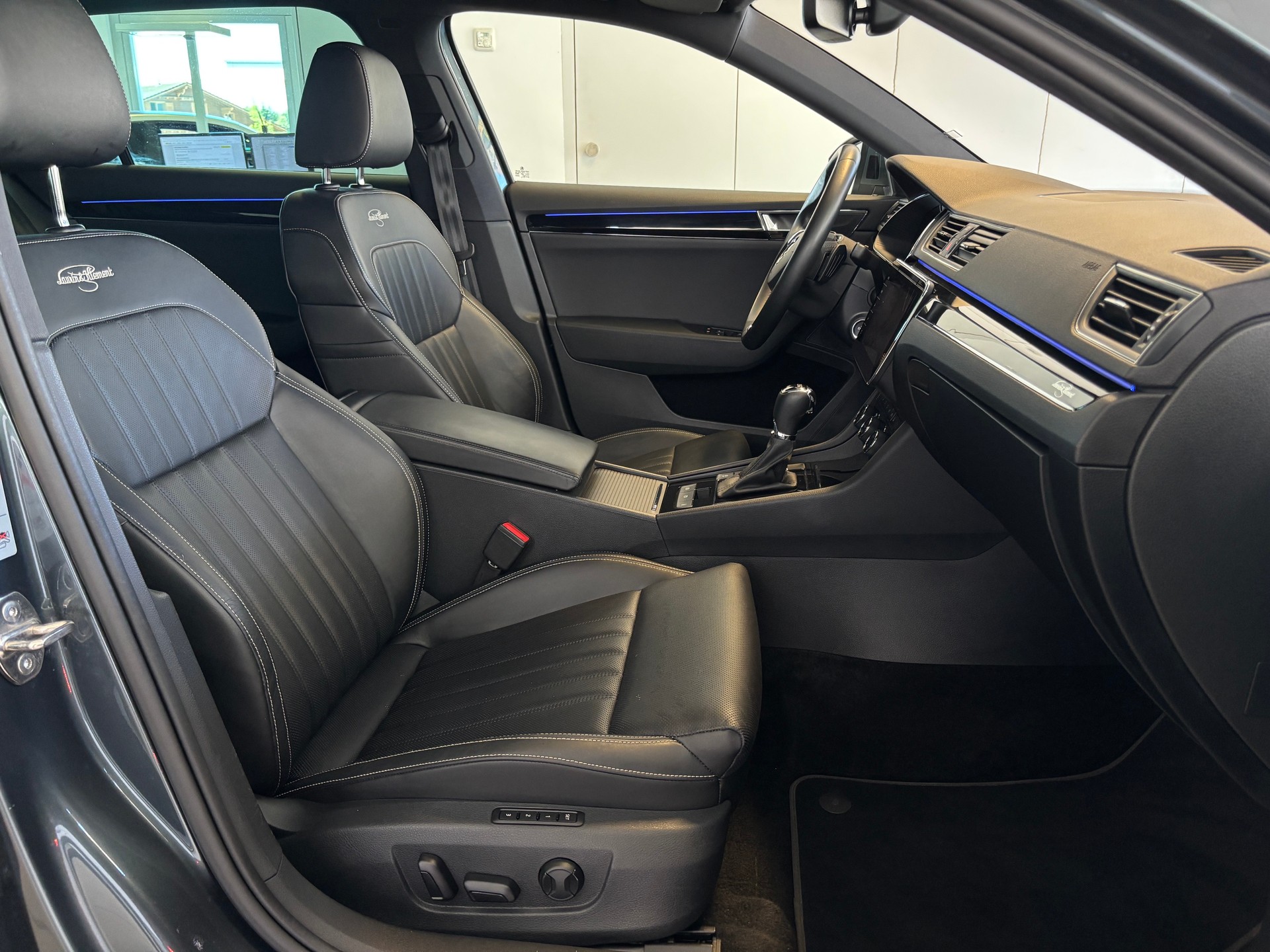 SKODA Superb Combi 2.0 TDi L&K 4x4 DSG-image-10