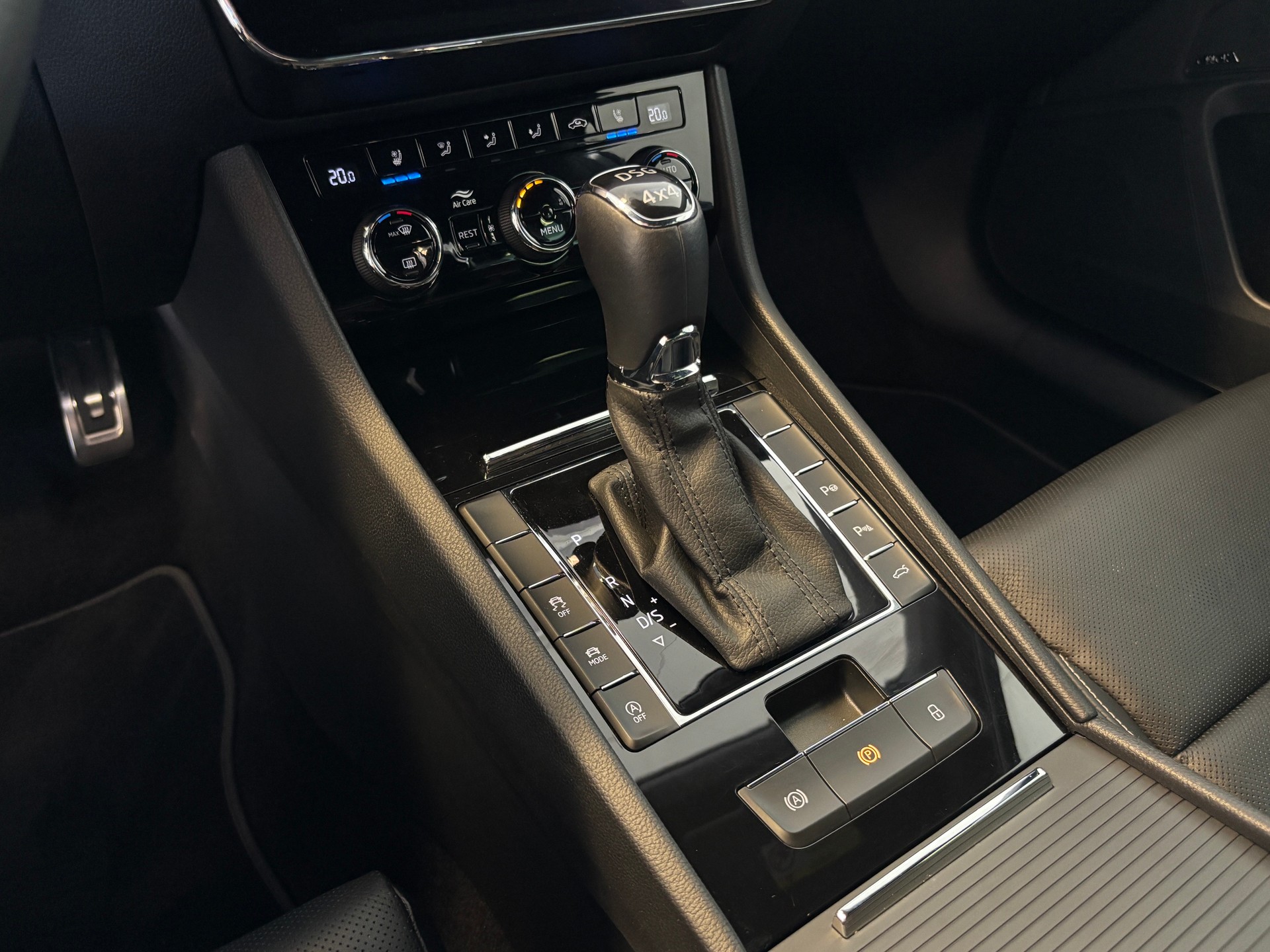 SKODA Superb Combi 2.0 TDi L&K 4x4 DSG-image-17