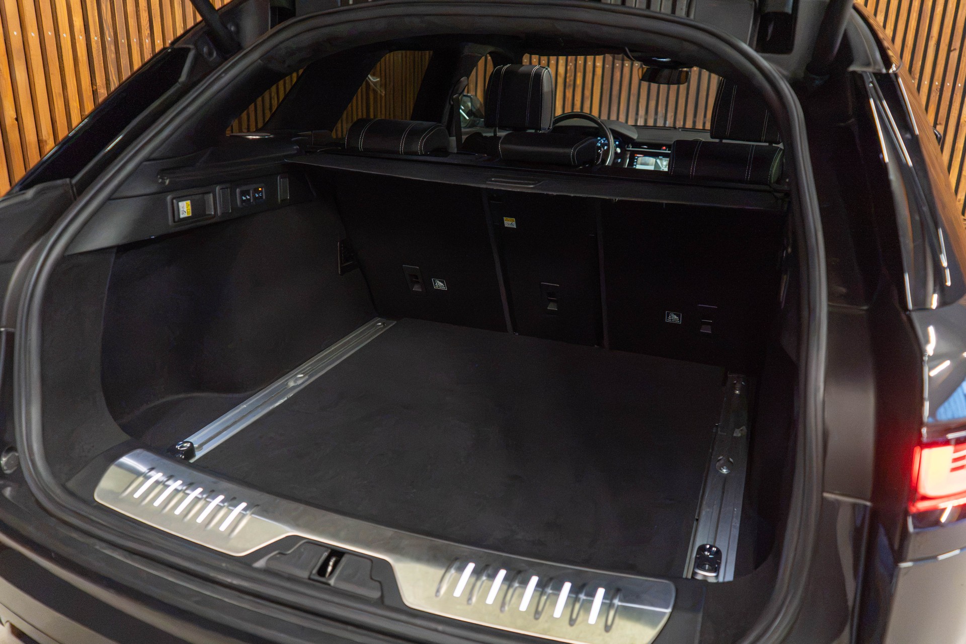 LAND ROVER Range Rover Velar 3.0 V6 R-Dynamic HSE-image-13
