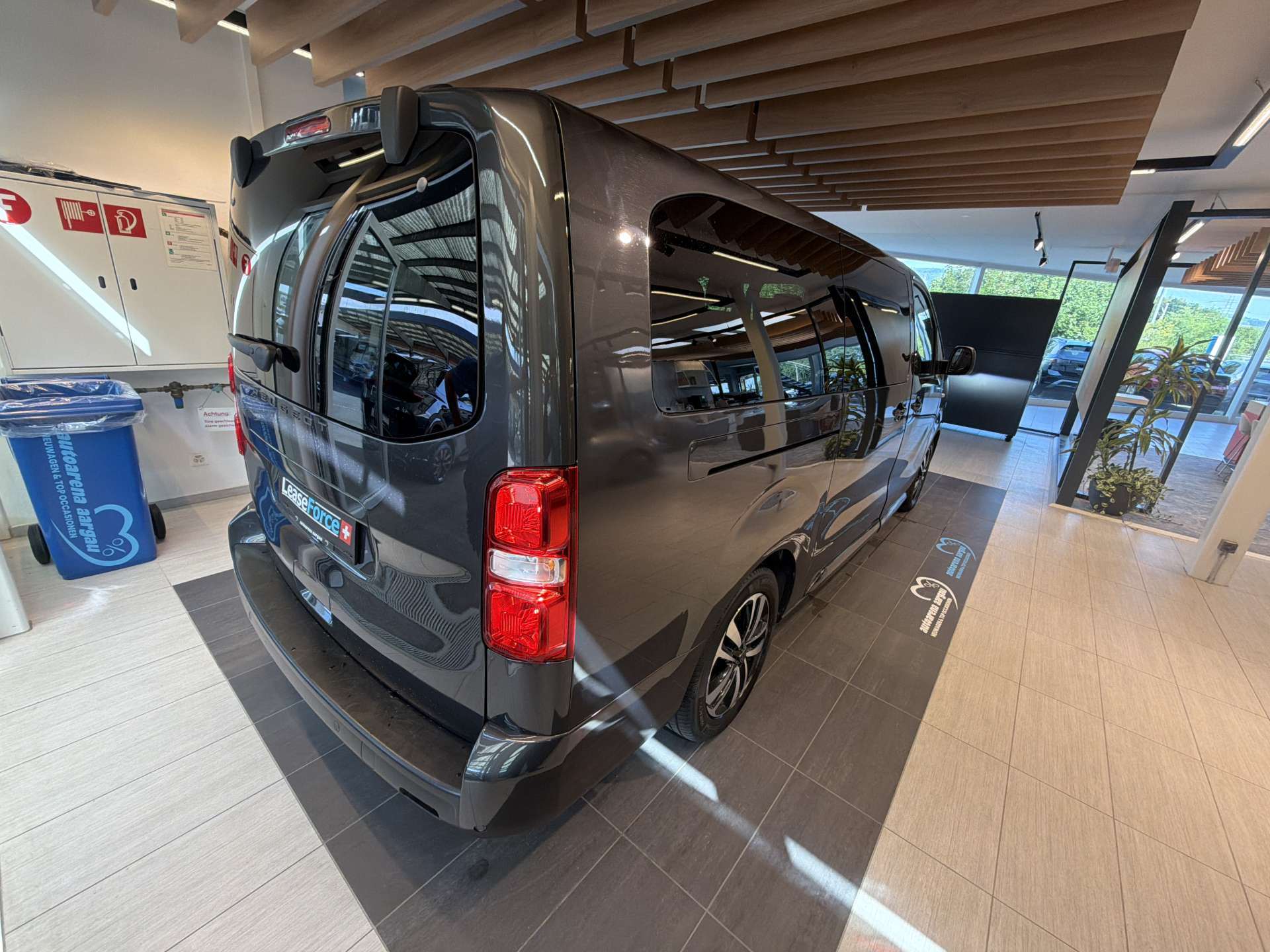 PEUGEOT Traveller 2.0 BlueHDi 9-Plätzer Business Long EAT-Automat-showroom-element-2