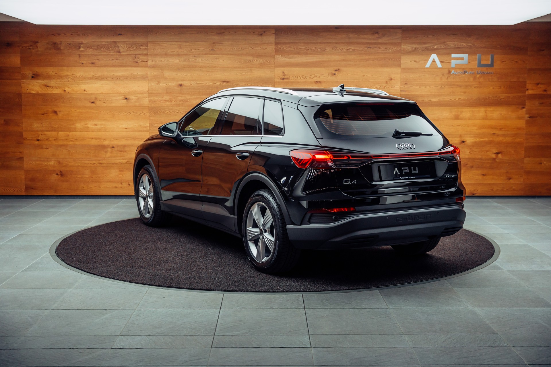 AUDI Q4 e-tron 35-showroom-element-1