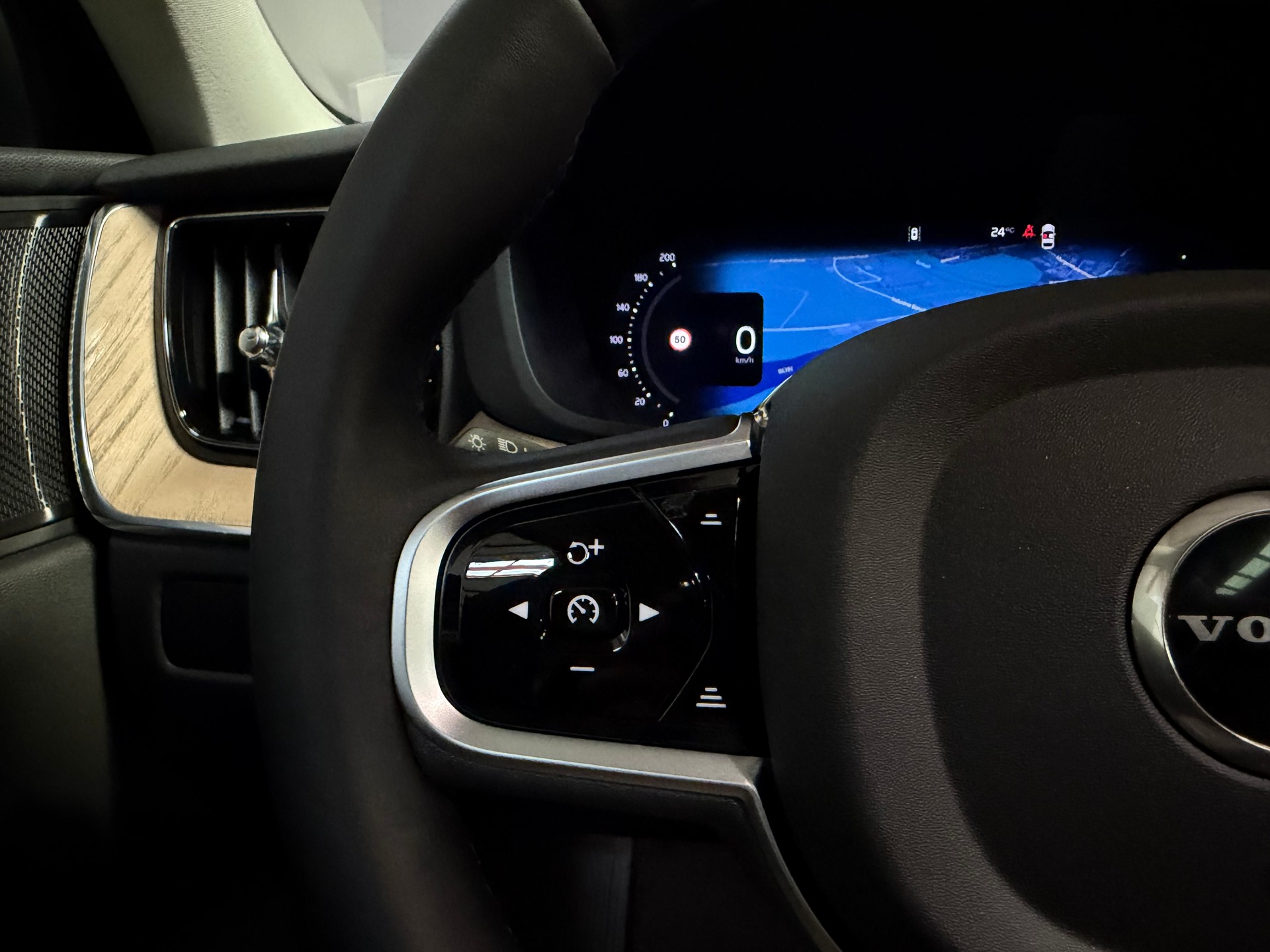 VOLVO XC60 T6 eAWD PluginHybrid Plus Dark Geartronic-image-32