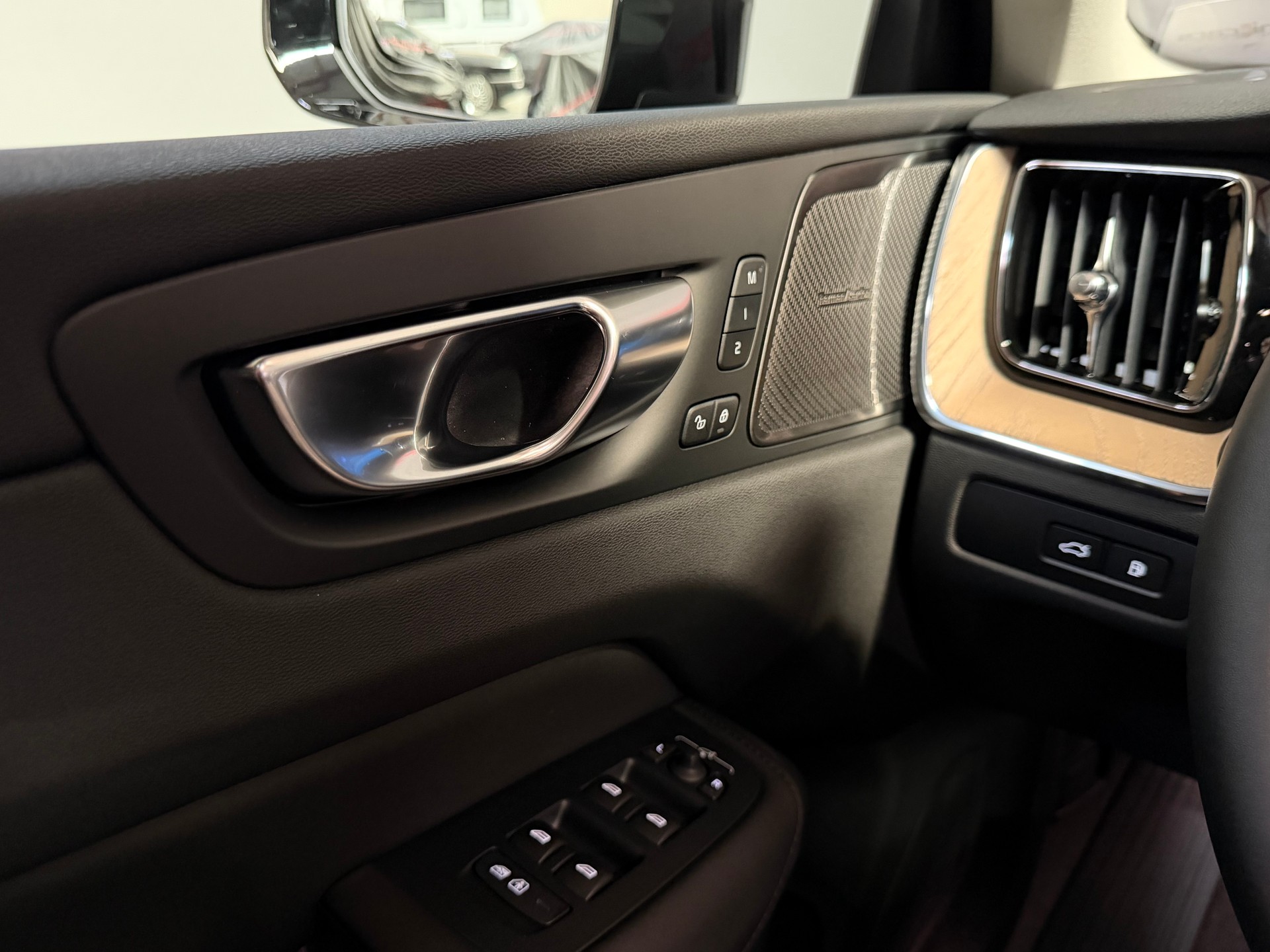 VOLVO XC60 T6 eAWD PluginHybrid Plus Dark Geartronic-image-33