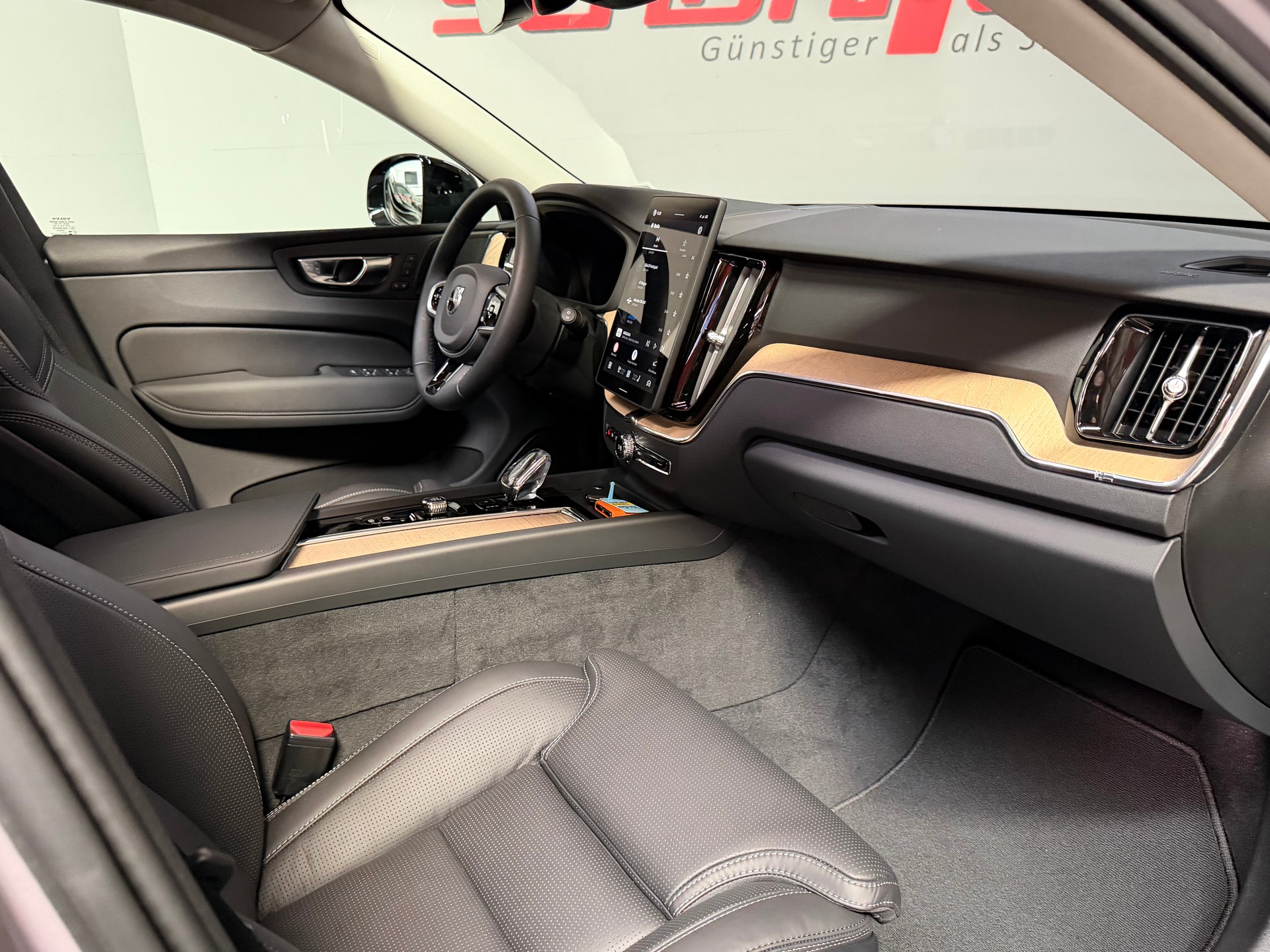 VOLVO XC60 T6 eAWD PluginHybrid Plus Dark Geartronic-image-19
