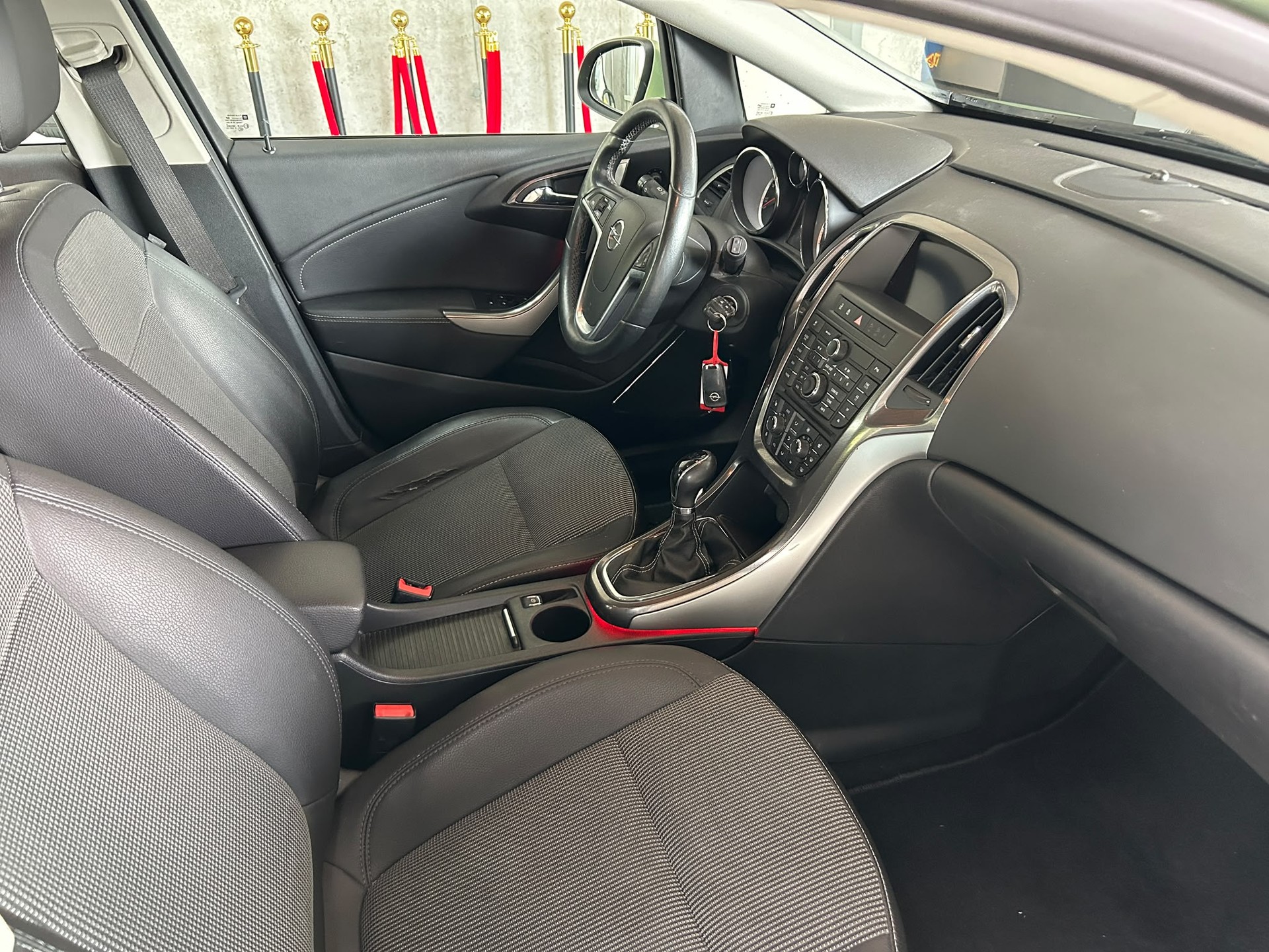 OPEL Astra 1.4i 16V Turbo Cosmo-image-10