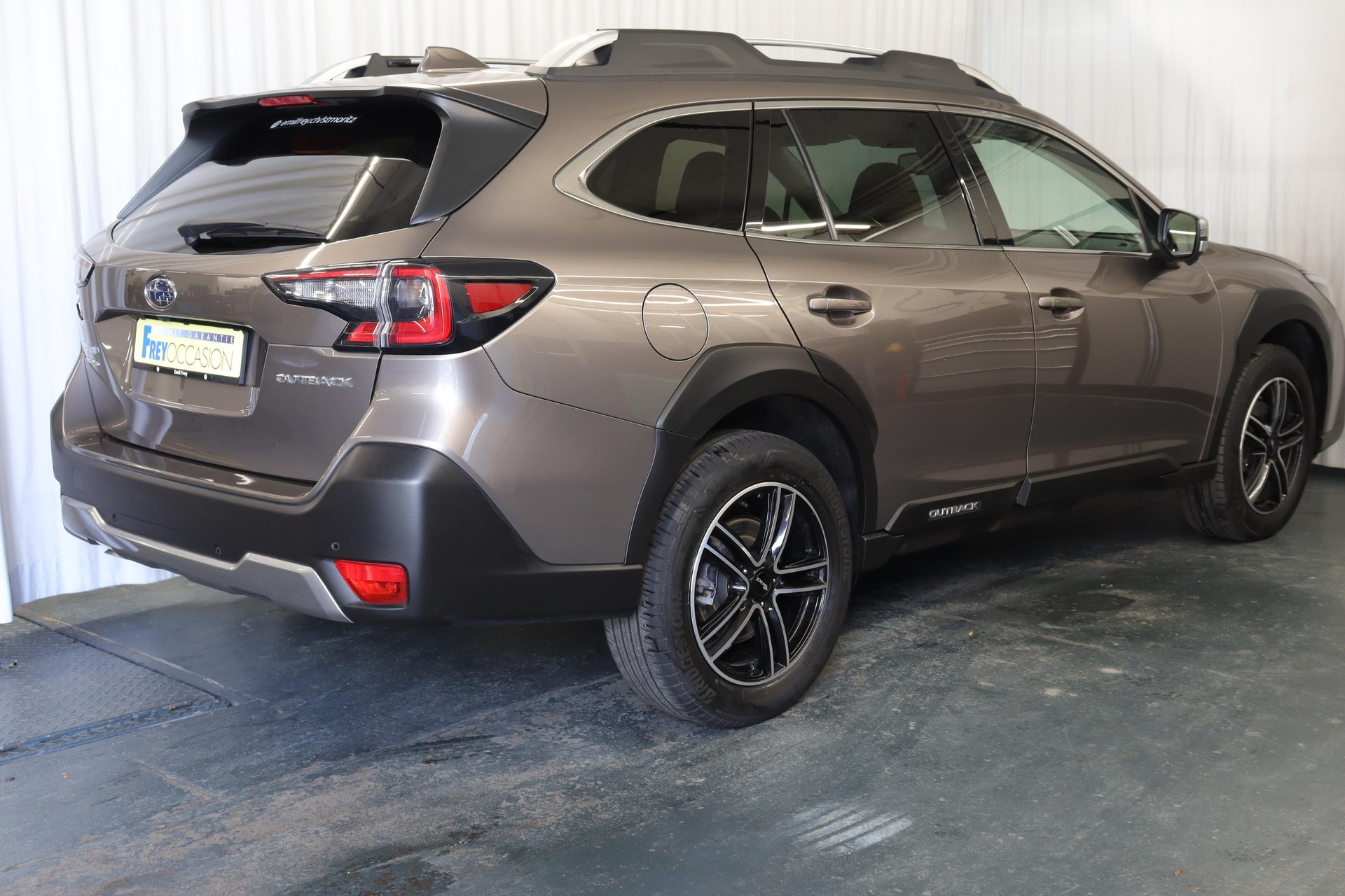 SUBARU Outback 2.5i Luxury-image-12