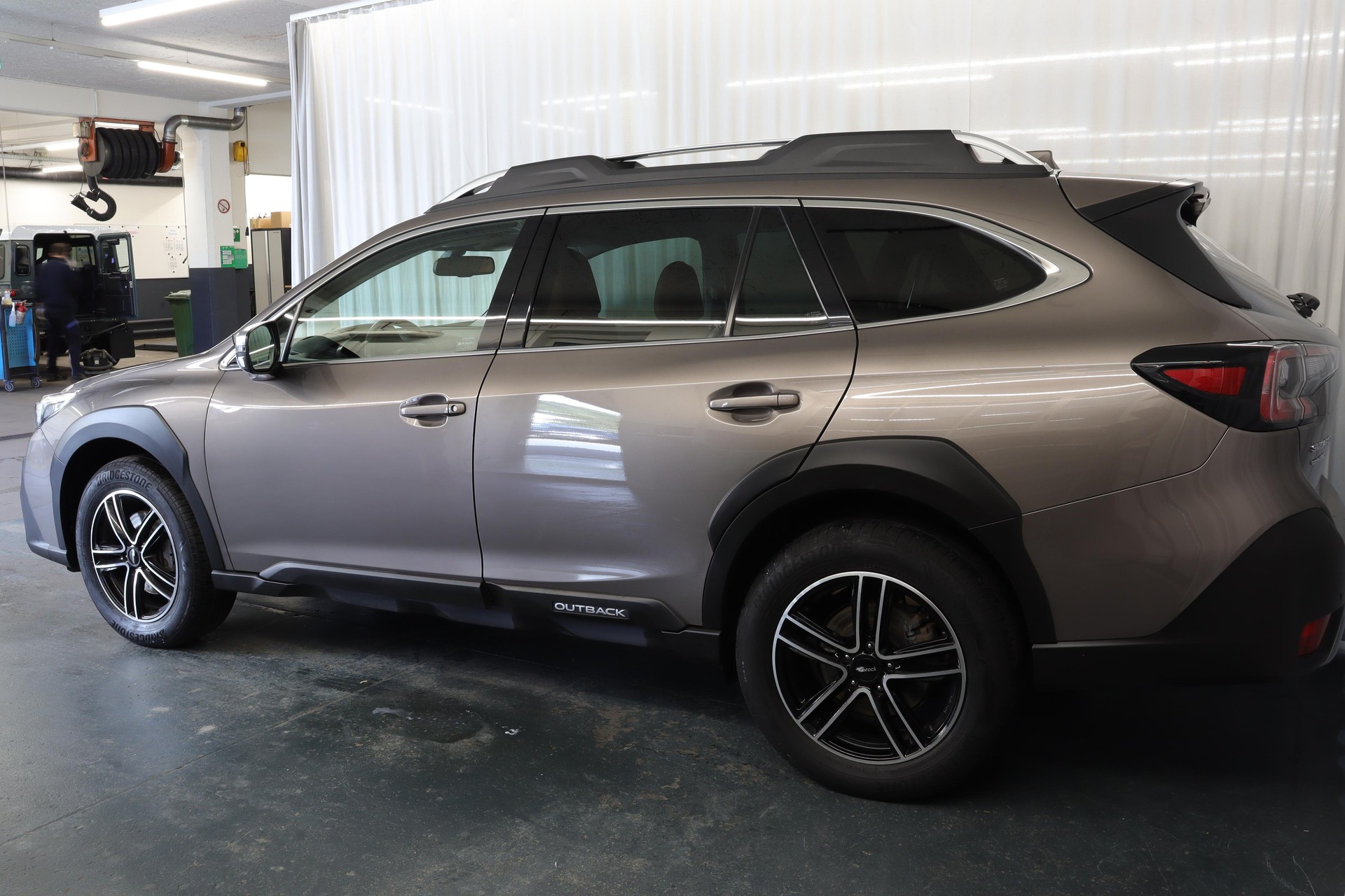 SUBARU Outback 2.5i Luxury-showroom-element-1
