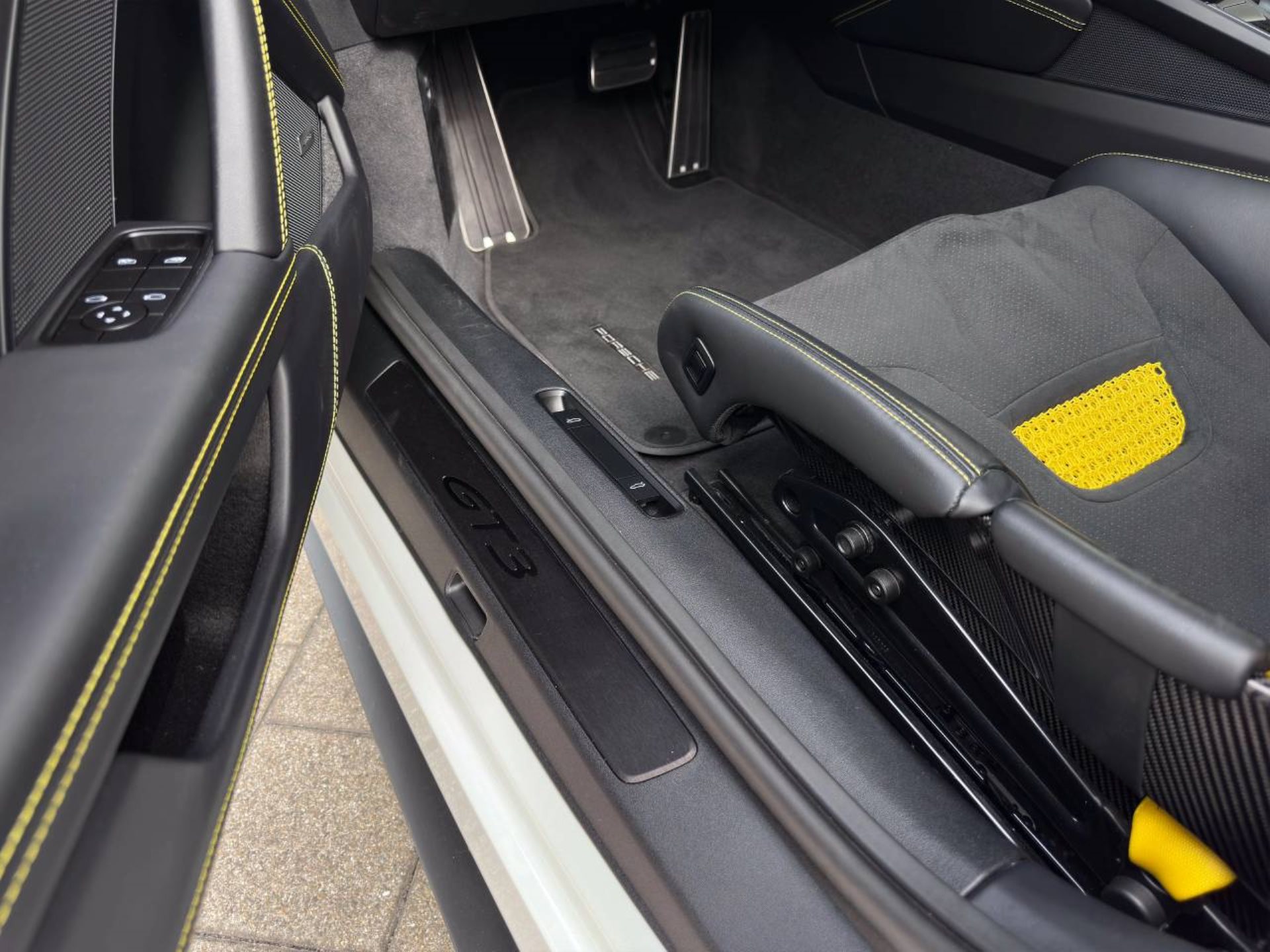PORSCHE 911 GT3 mit Touring-Paket-image-12