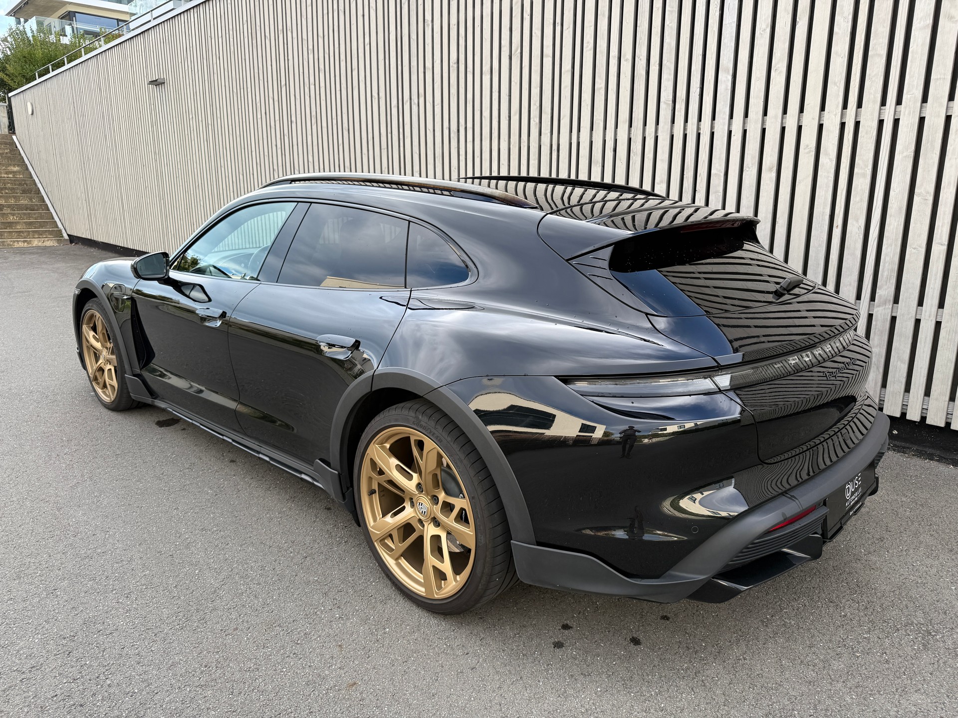 PORSCHE Taycan Turbo Cross Turismo-image-4