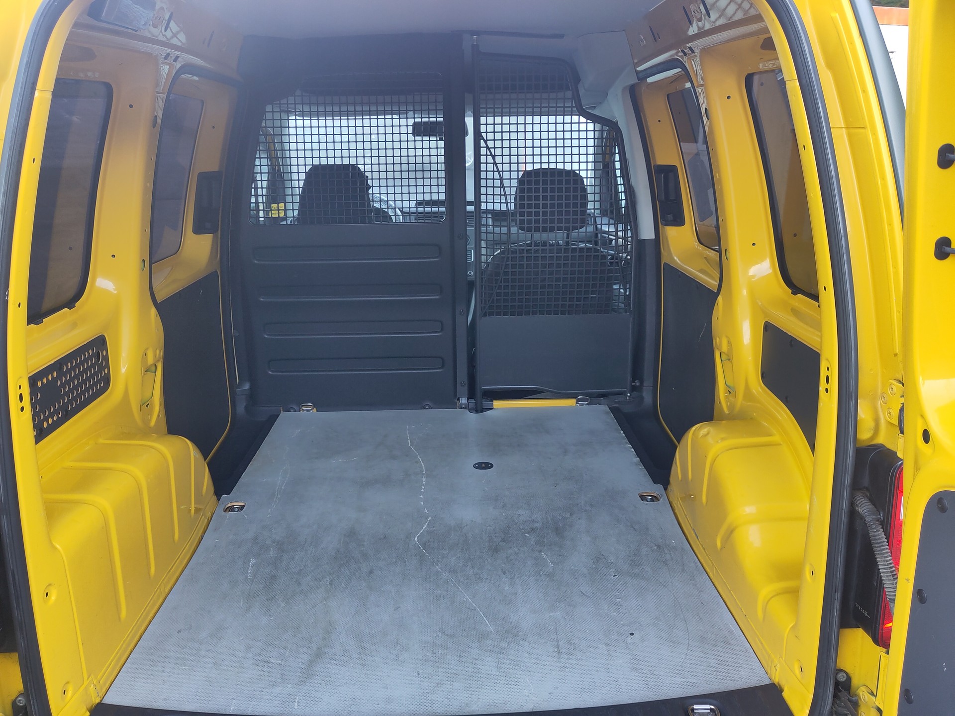 VW Caddy 2.0TDI 4Motion BlueMotion Technology-image-11