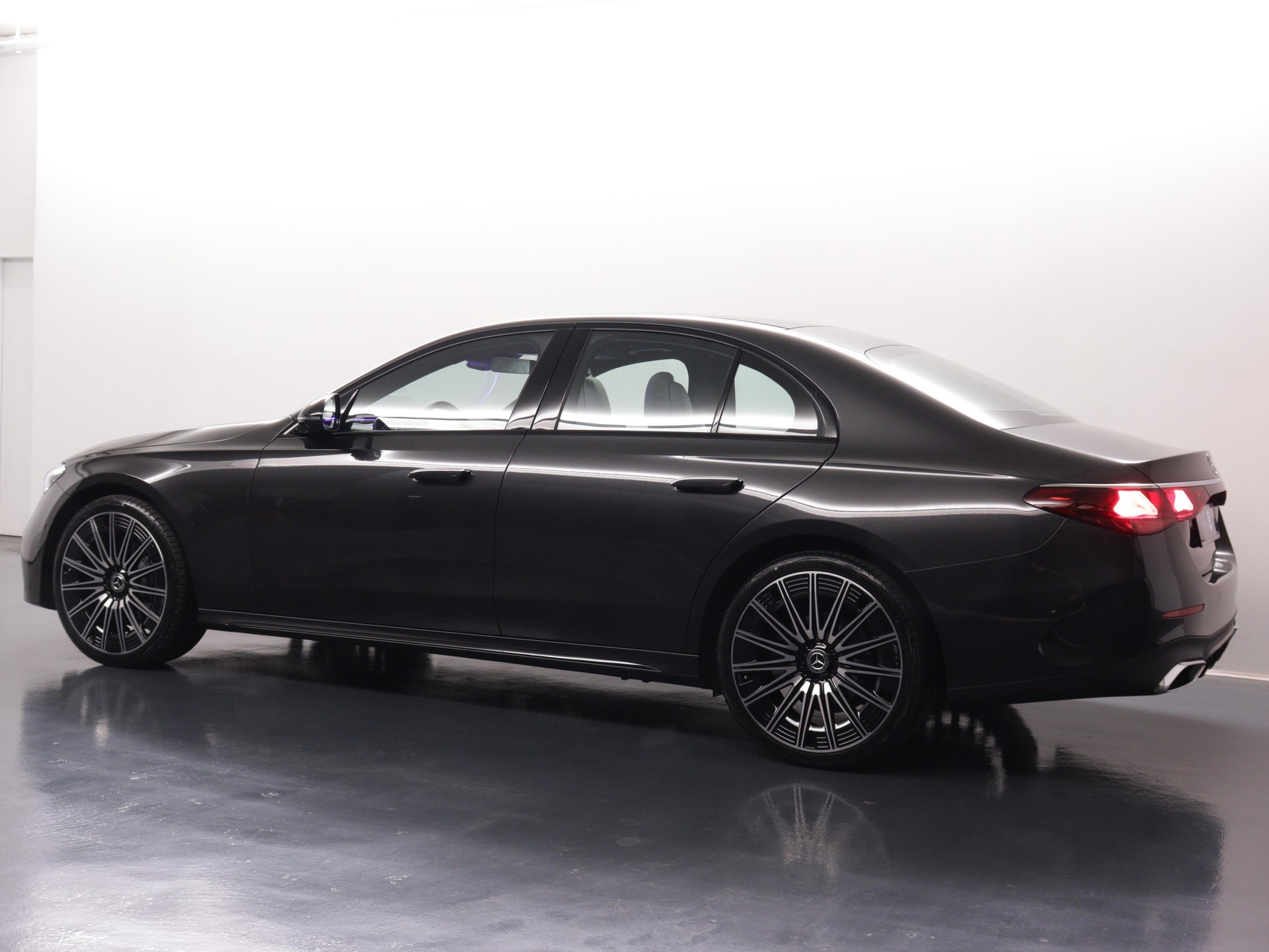 MERCEDES-BENZ E 220 d AMG Line 4matic-showroom-element-3