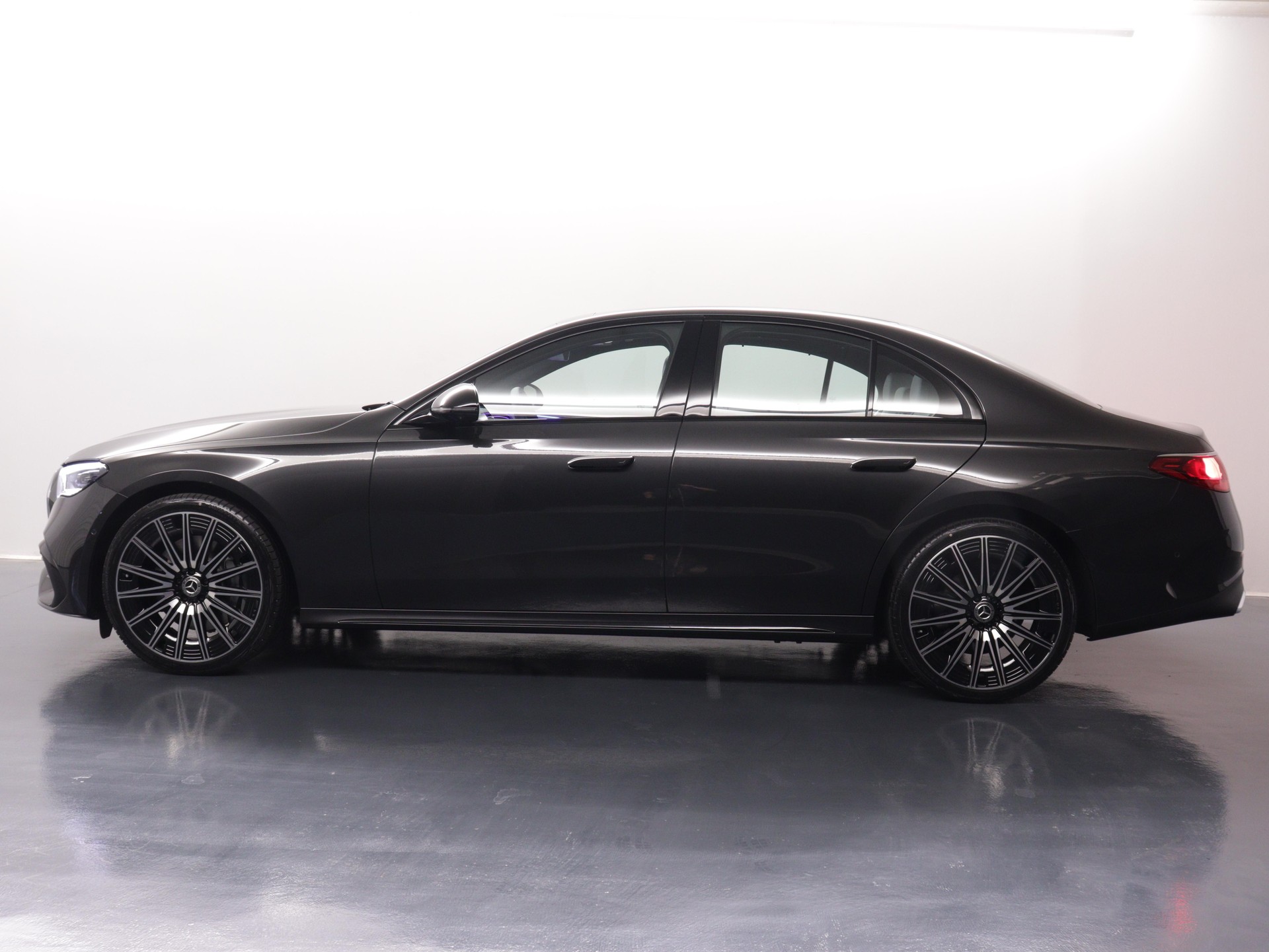 MERCEDES-BENZ E 220 d AMG Line 4matic-showroom-element-2
