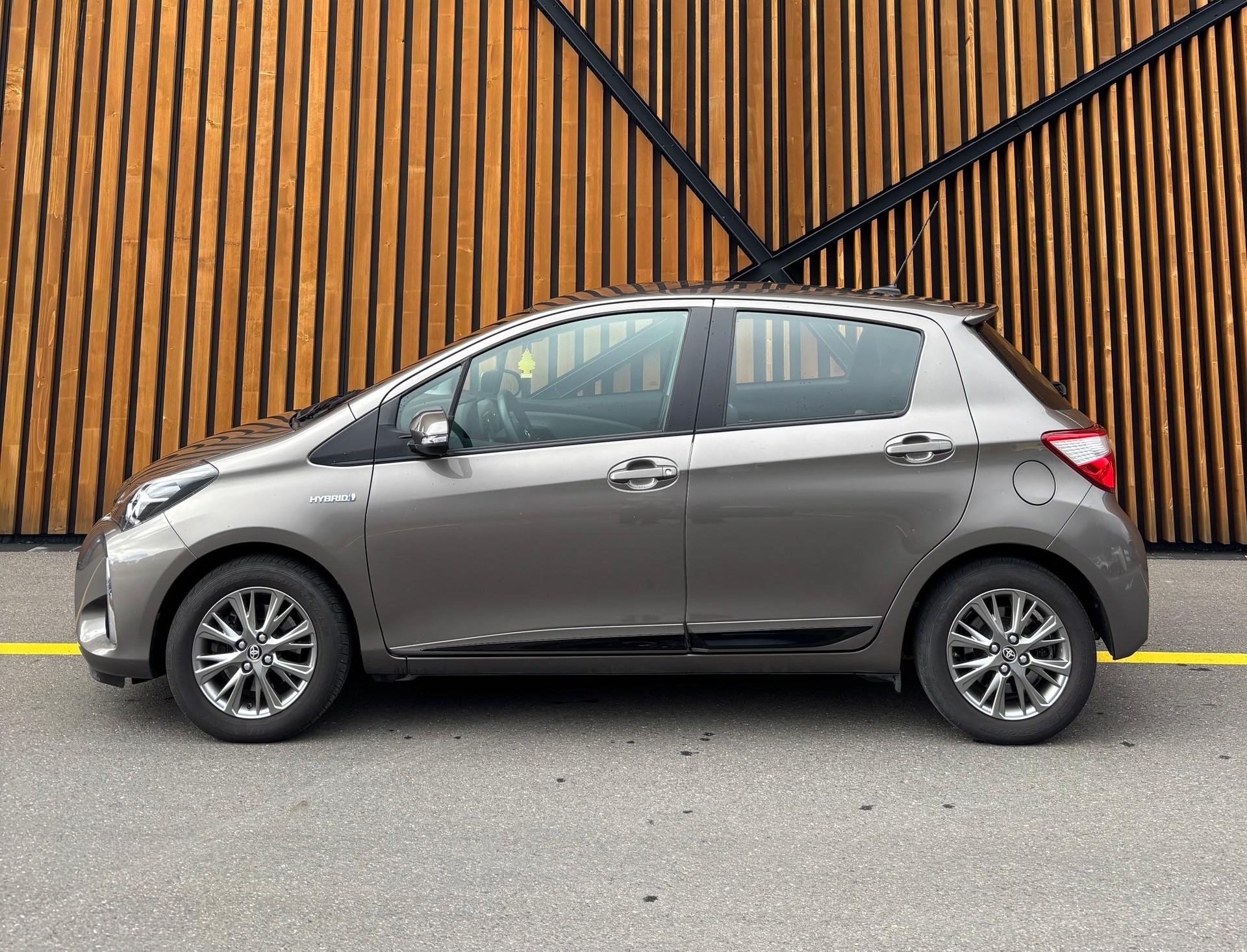 TOYOTA Yaris 1.5 VVT-i Hybrid Trend e-CVT-image-4