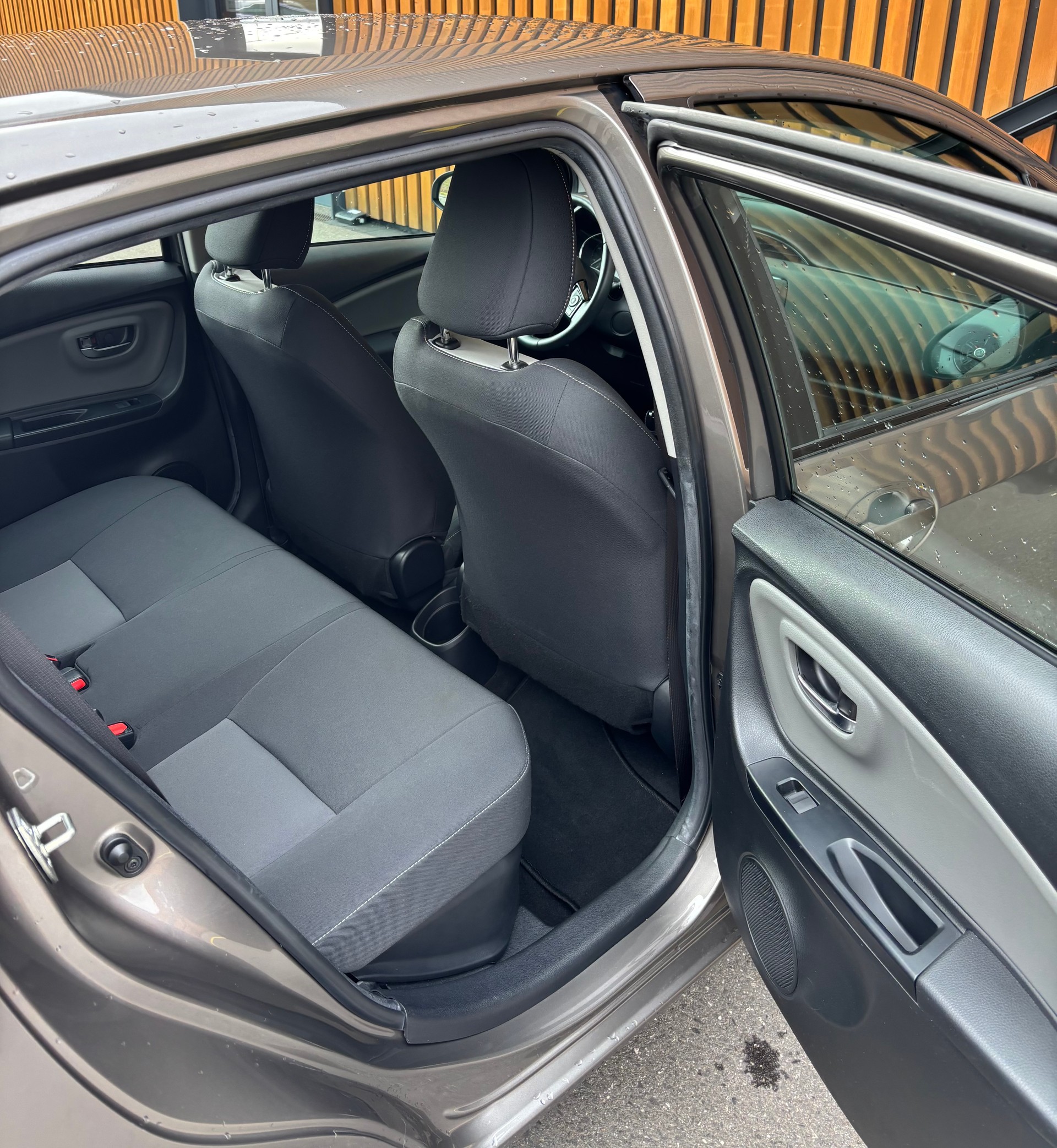 TOYOTA Yaris 1.5 VVT-i Hybrid Trend e-CVT-image-11